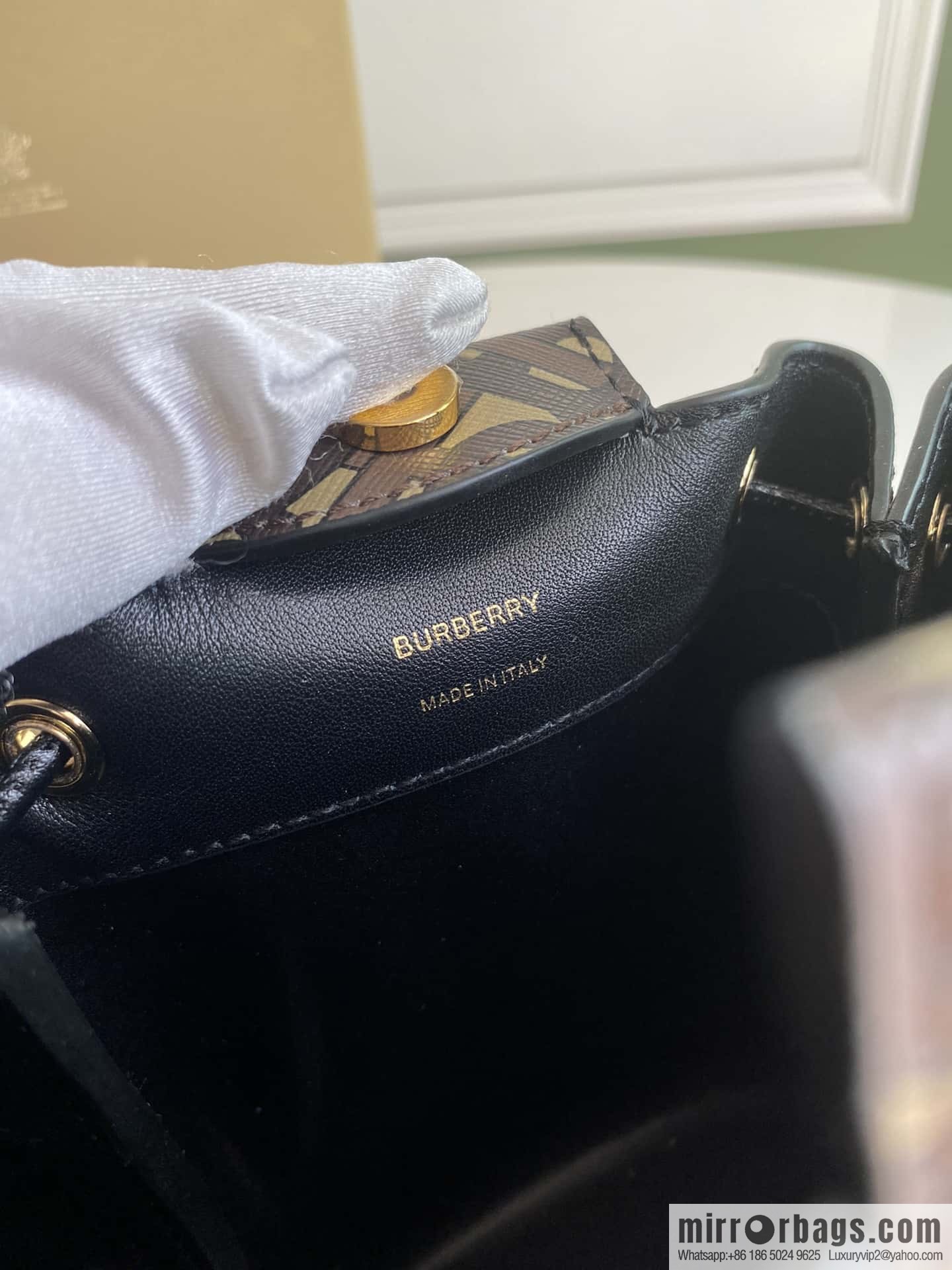 Burberry Burberry three-dimensional bucket bag printed