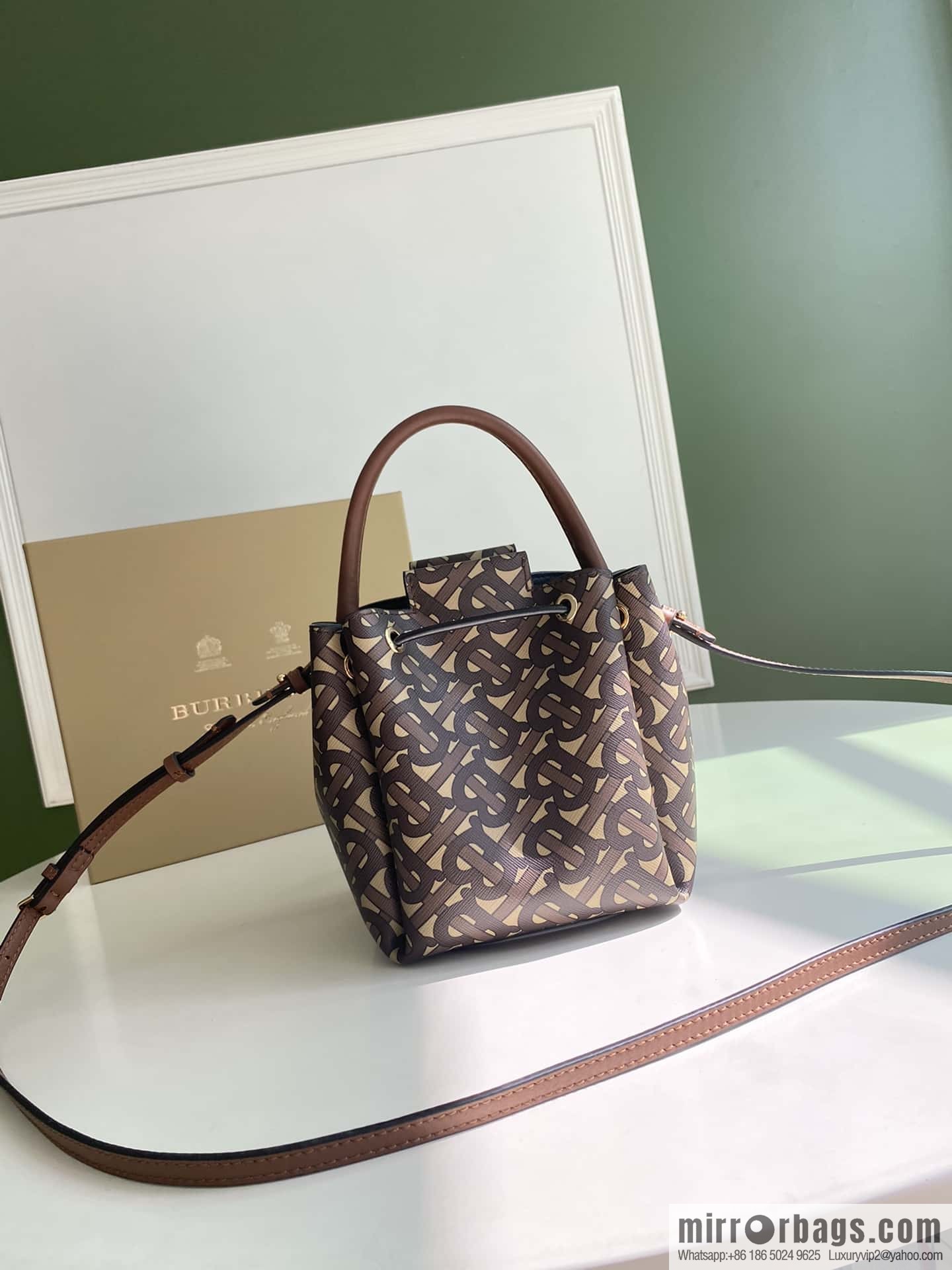 Burberry Burberry three-dimensional bucket bag printed