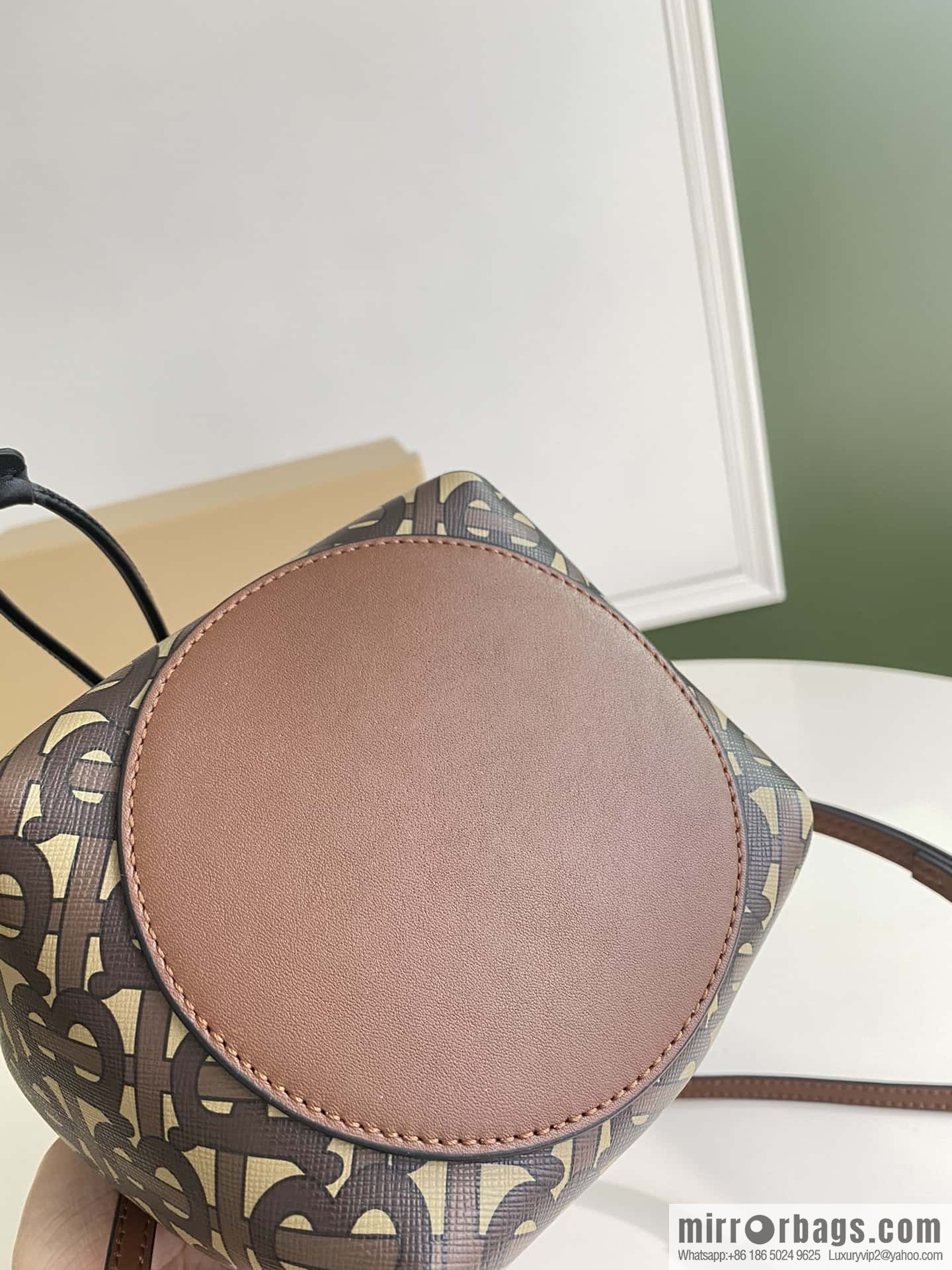 Burberry Burberry three-dimensional bucket bag printed