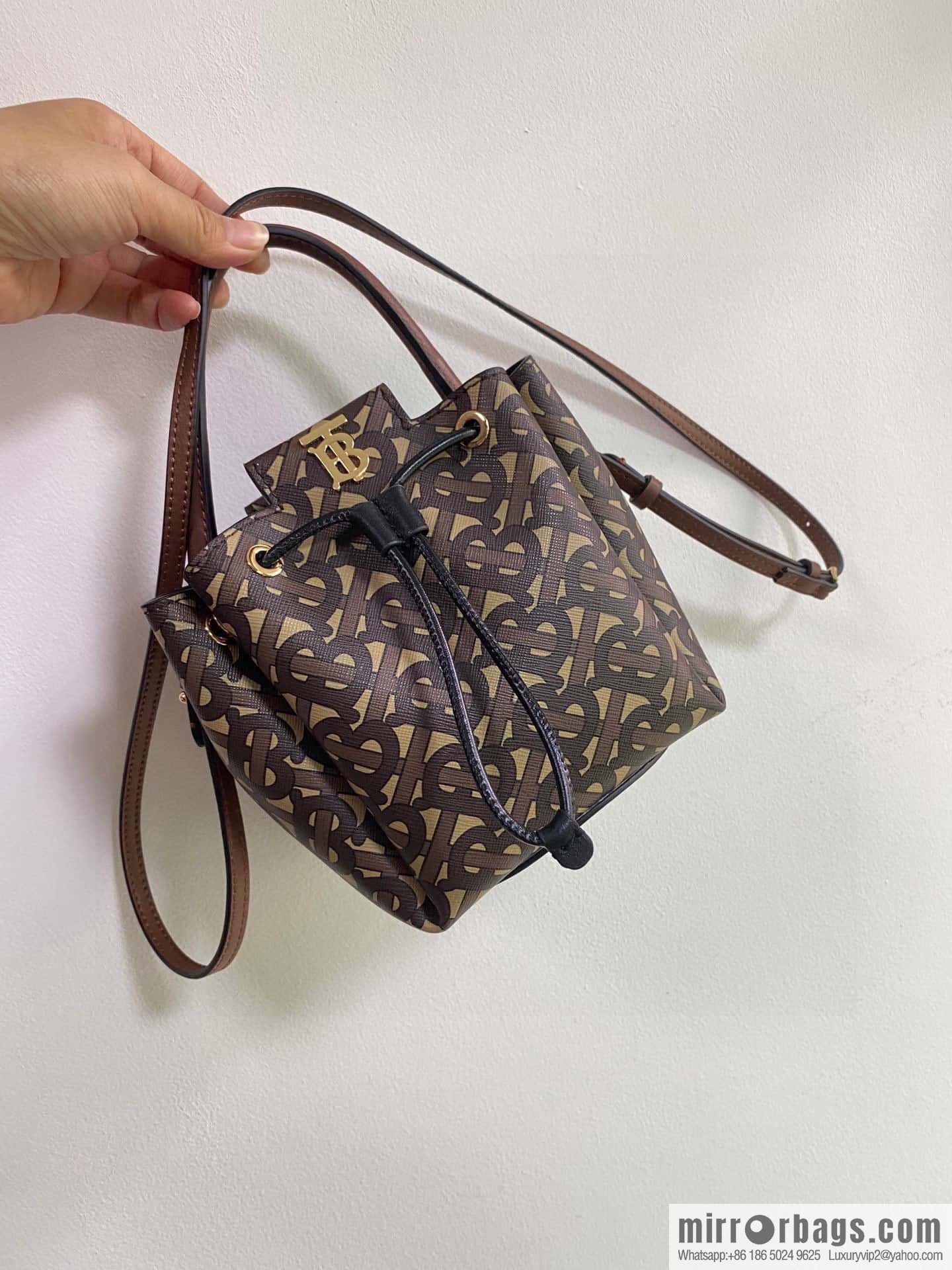 Burberry Burberry three-dimensional bucket bag printed
