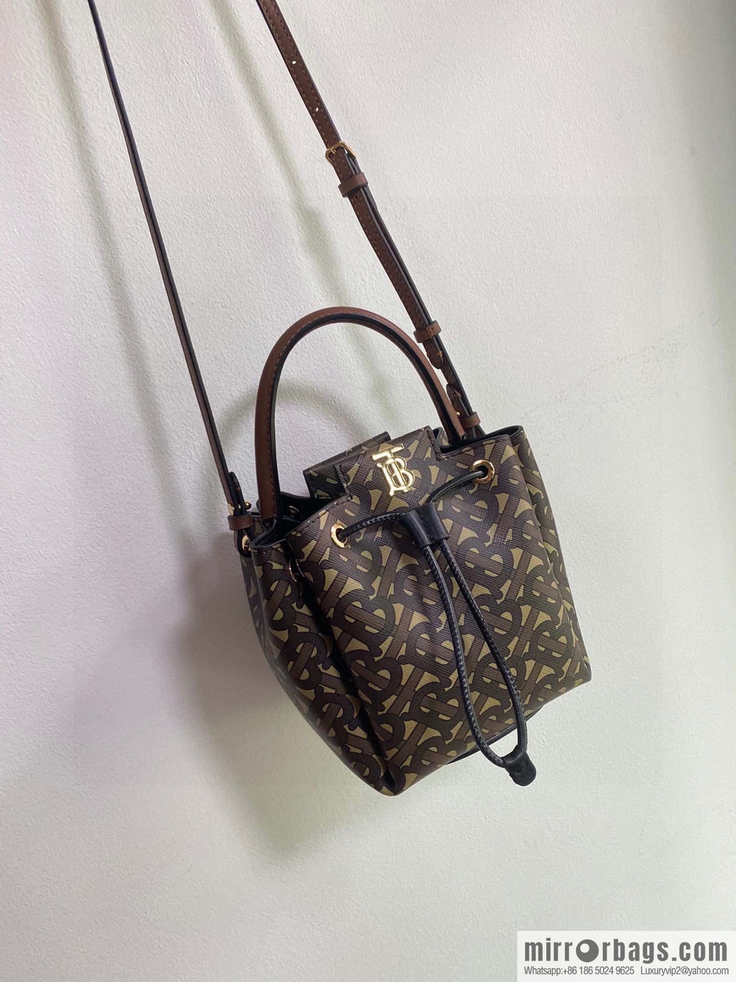 Burberry Burberry three-dimensional bucket bag printed