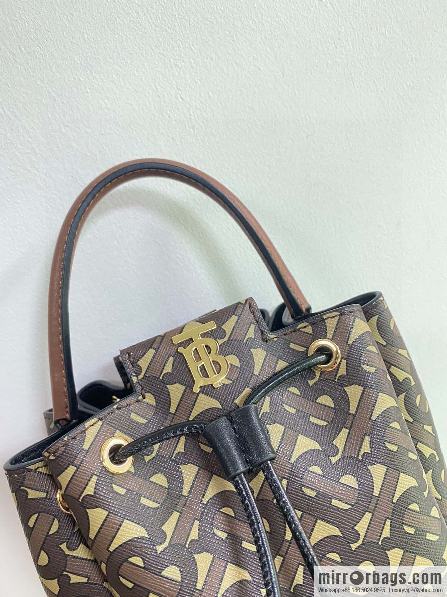 Burberry Burberry three-dimensional bucket bag printed