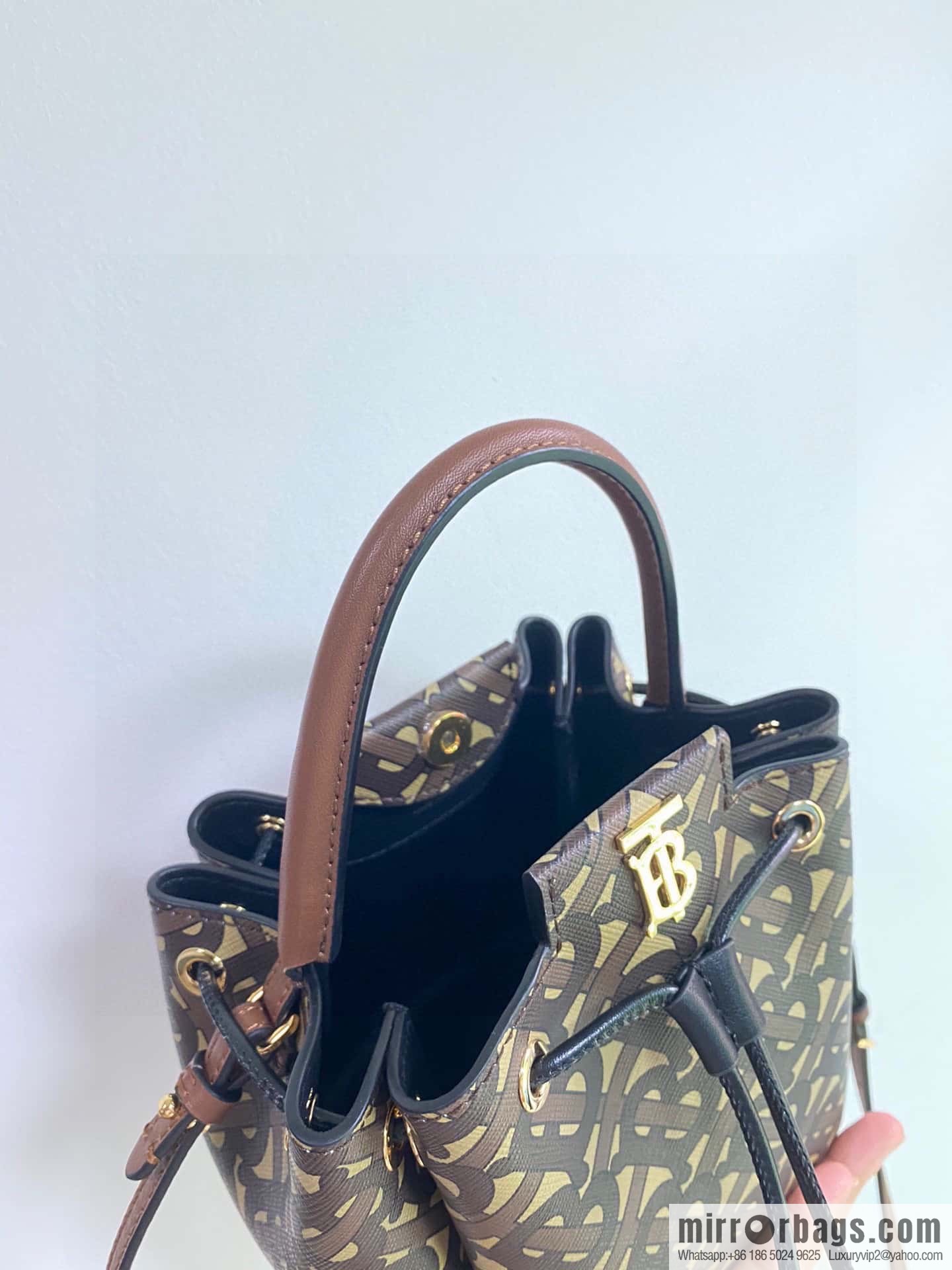 Burberry Burberry three-dimensional bucket bag printed
