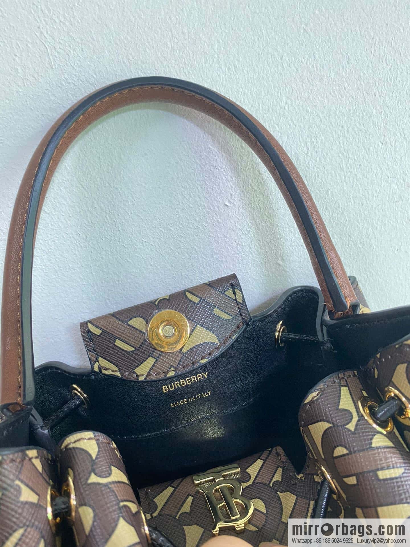 Burberry Burberry three-dimensional bucket bag printed