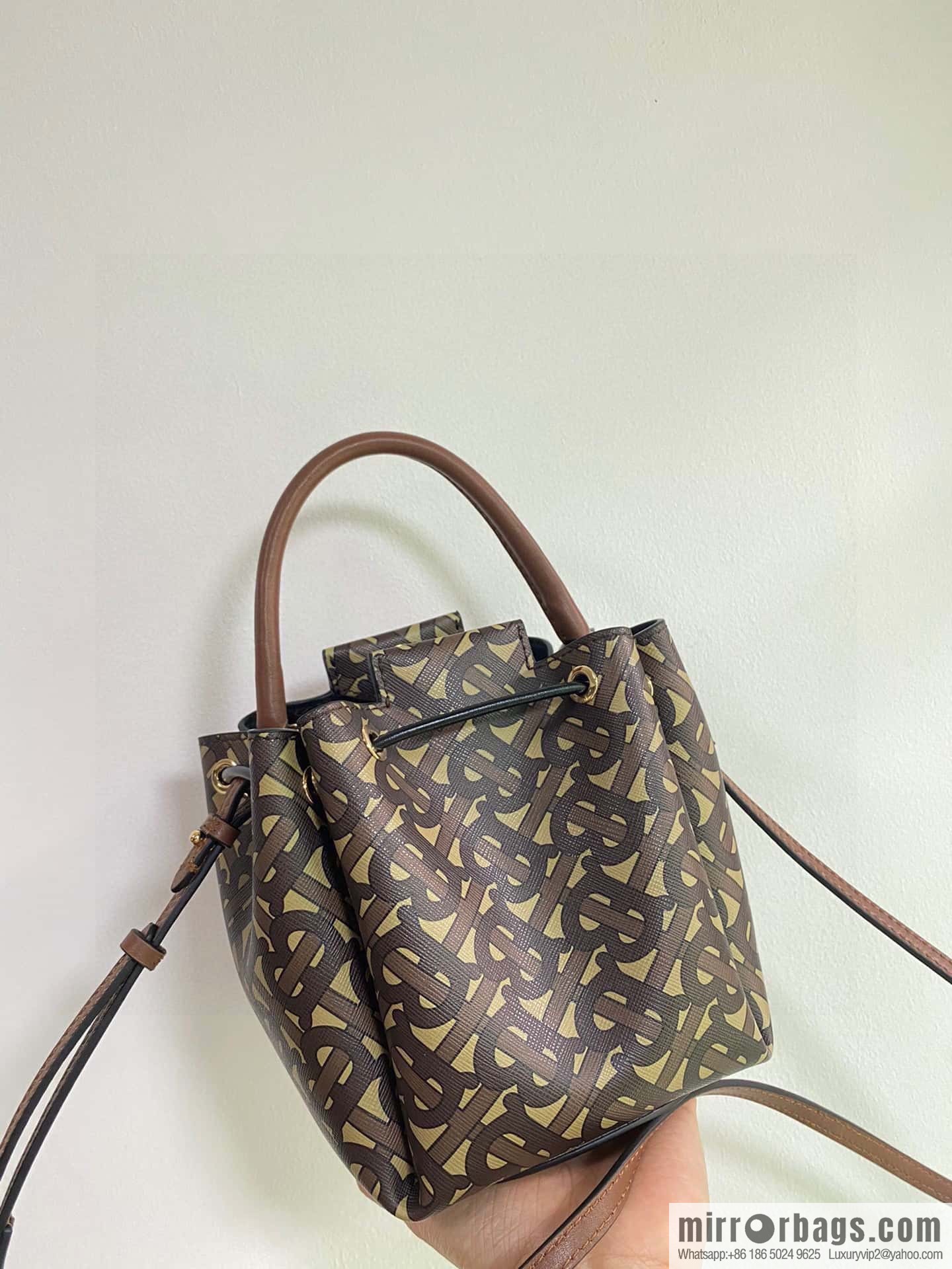 Burberry Burberry three-dimensional bucket bag printed