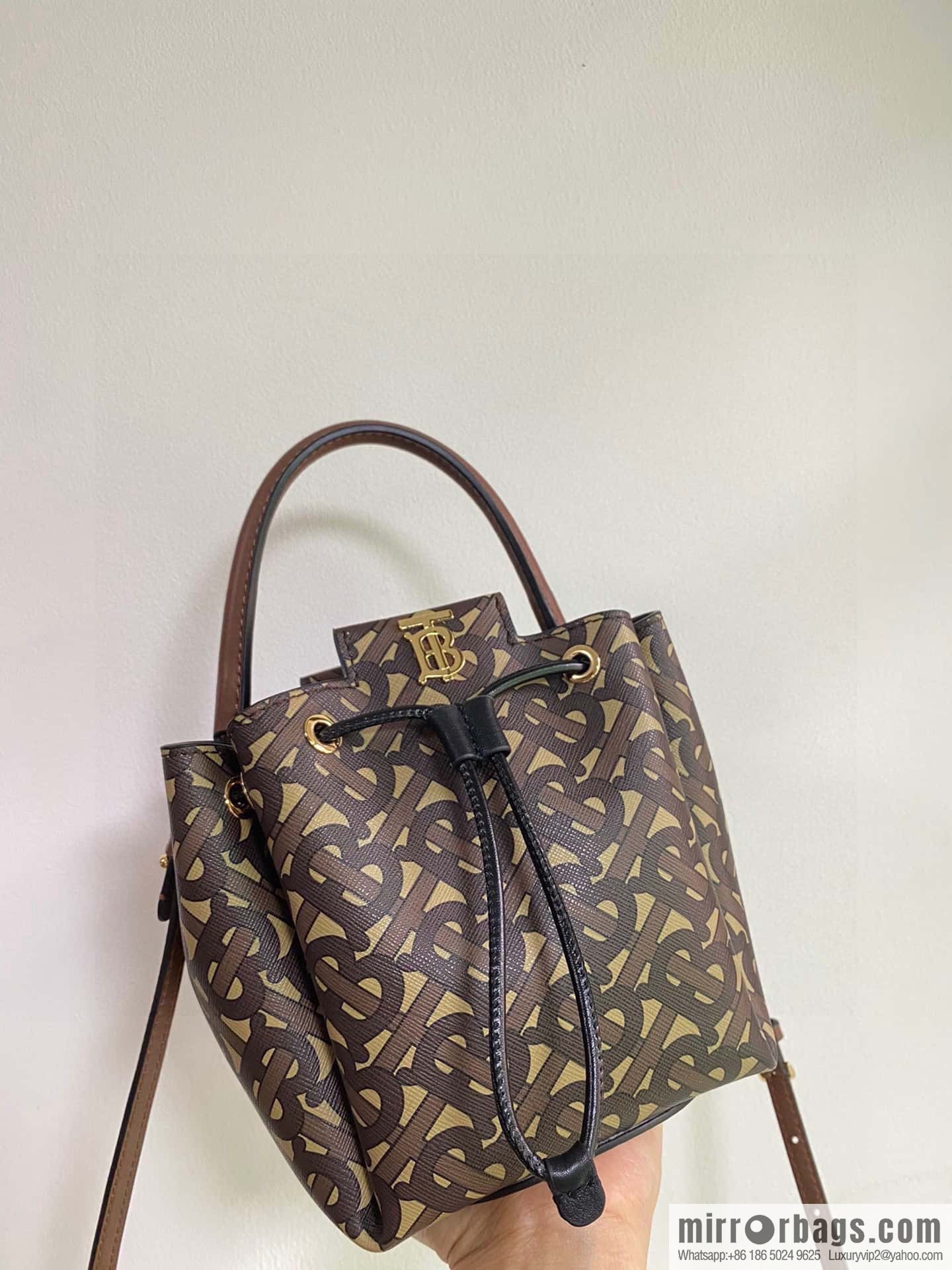 Burberry Burberry three-dimensional bucket bag printed