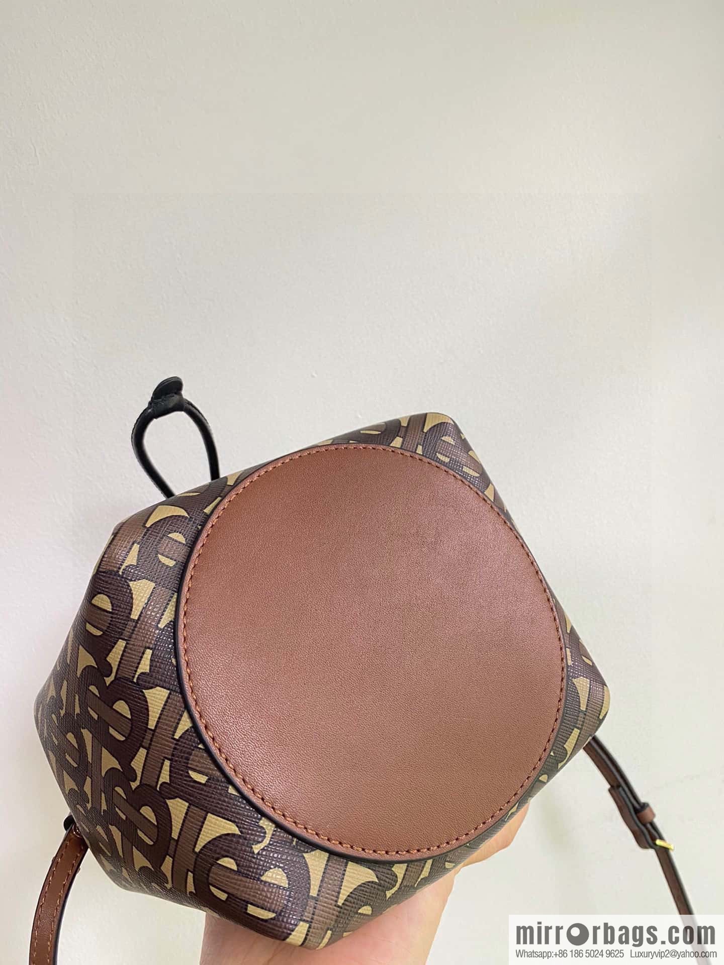 Burberry Burberry three-dimensional bucket bag printed