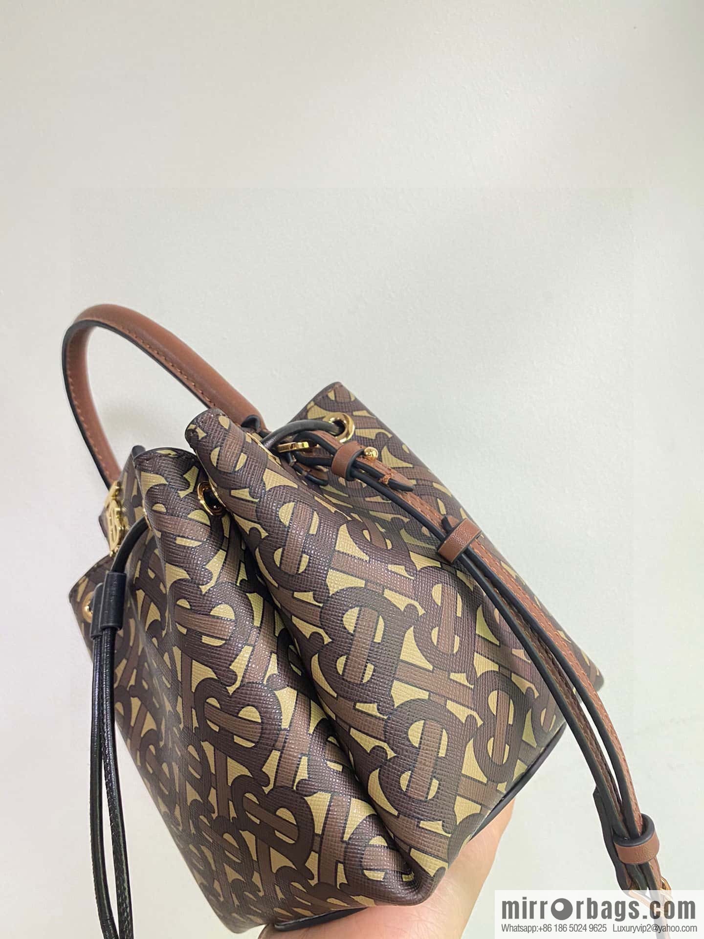Burberry Burberry three-dimensional bucket bag printed