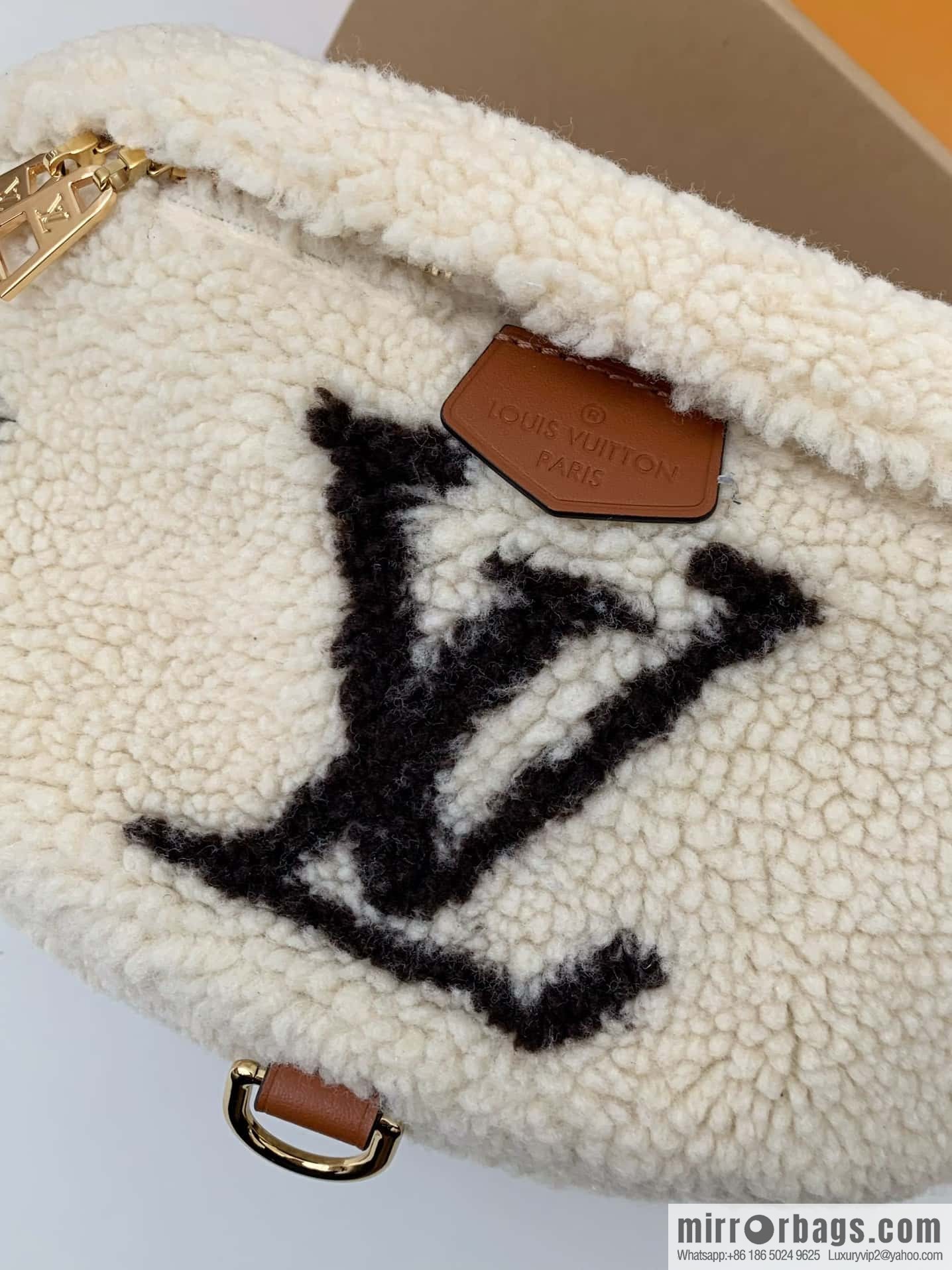 LV M23715 BUMBAG fanny pack