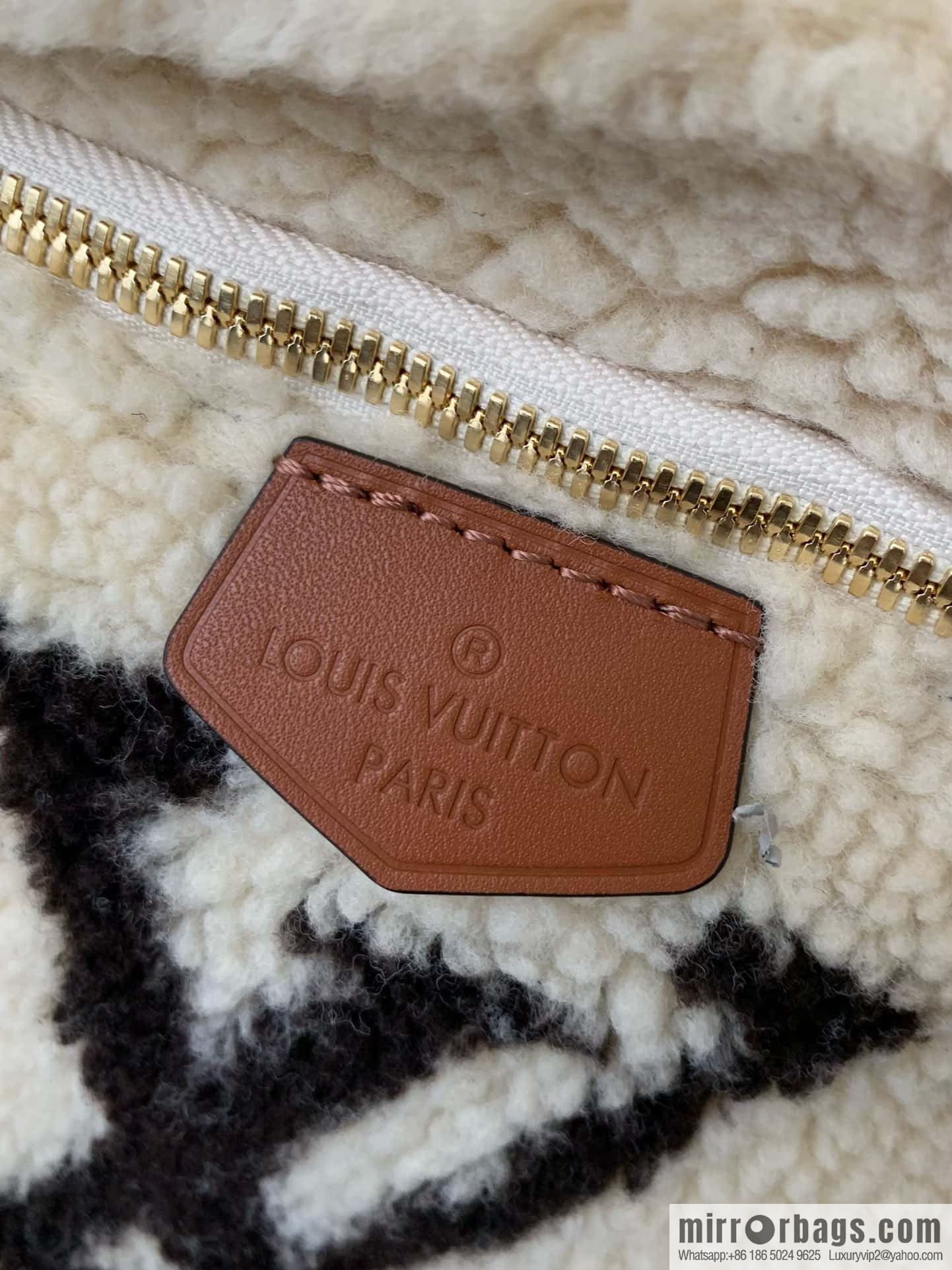 LV M23715 BUMBAG fanny pack