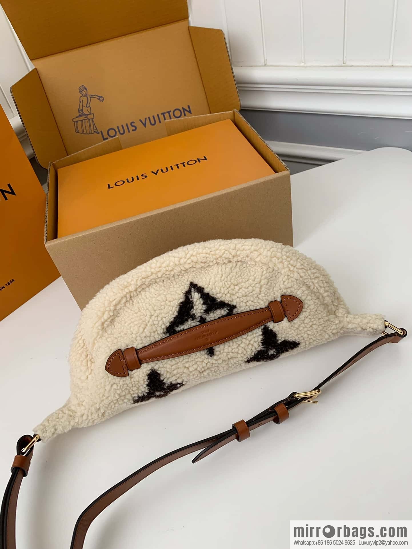 LV M23715 BUMBAG fanny pack
