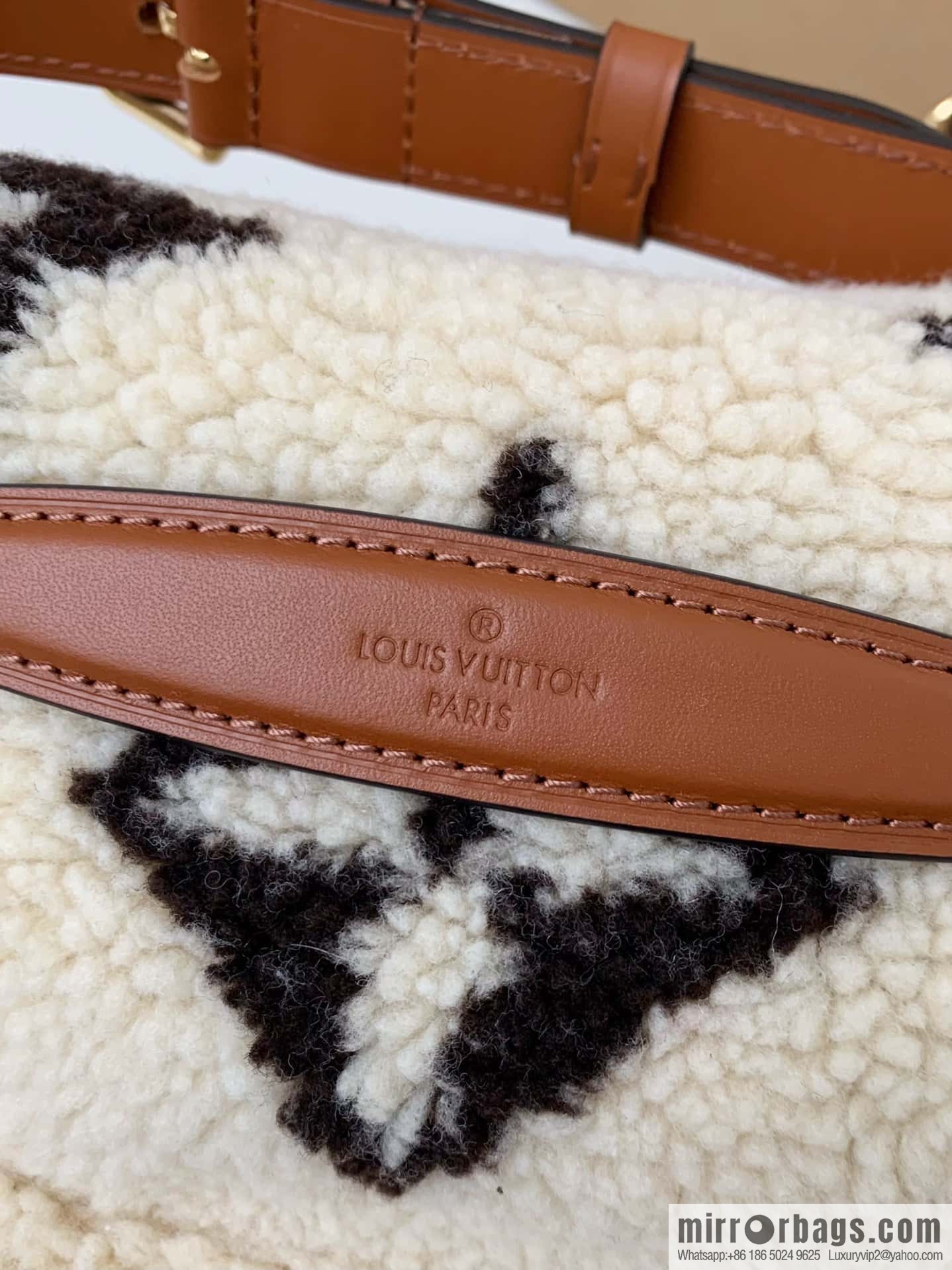 LV M23715 BUMBAG fanny pack