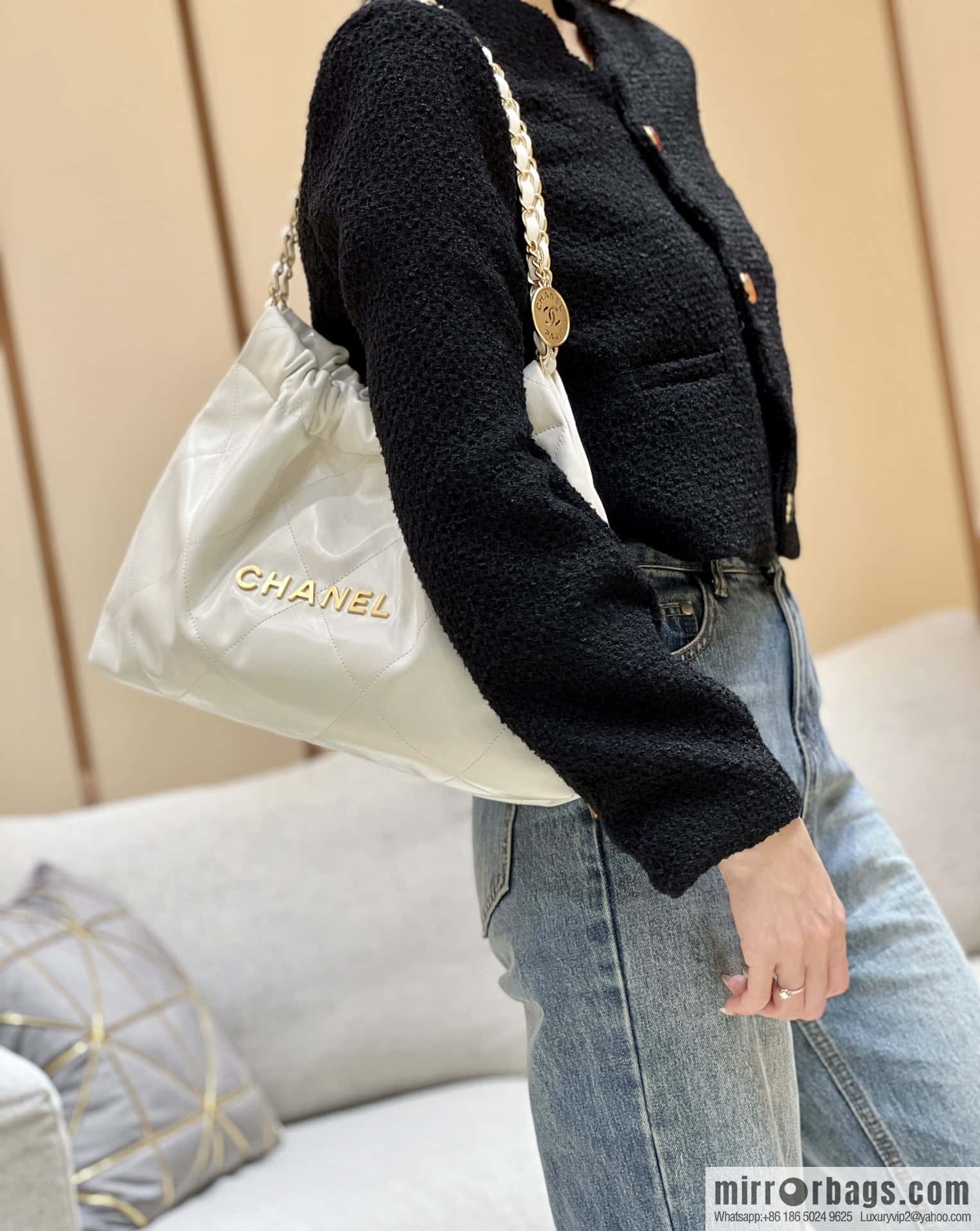 CHANEL 24C early spring vacation series 22 horizontal garbage bag AS4486 white/gold metal