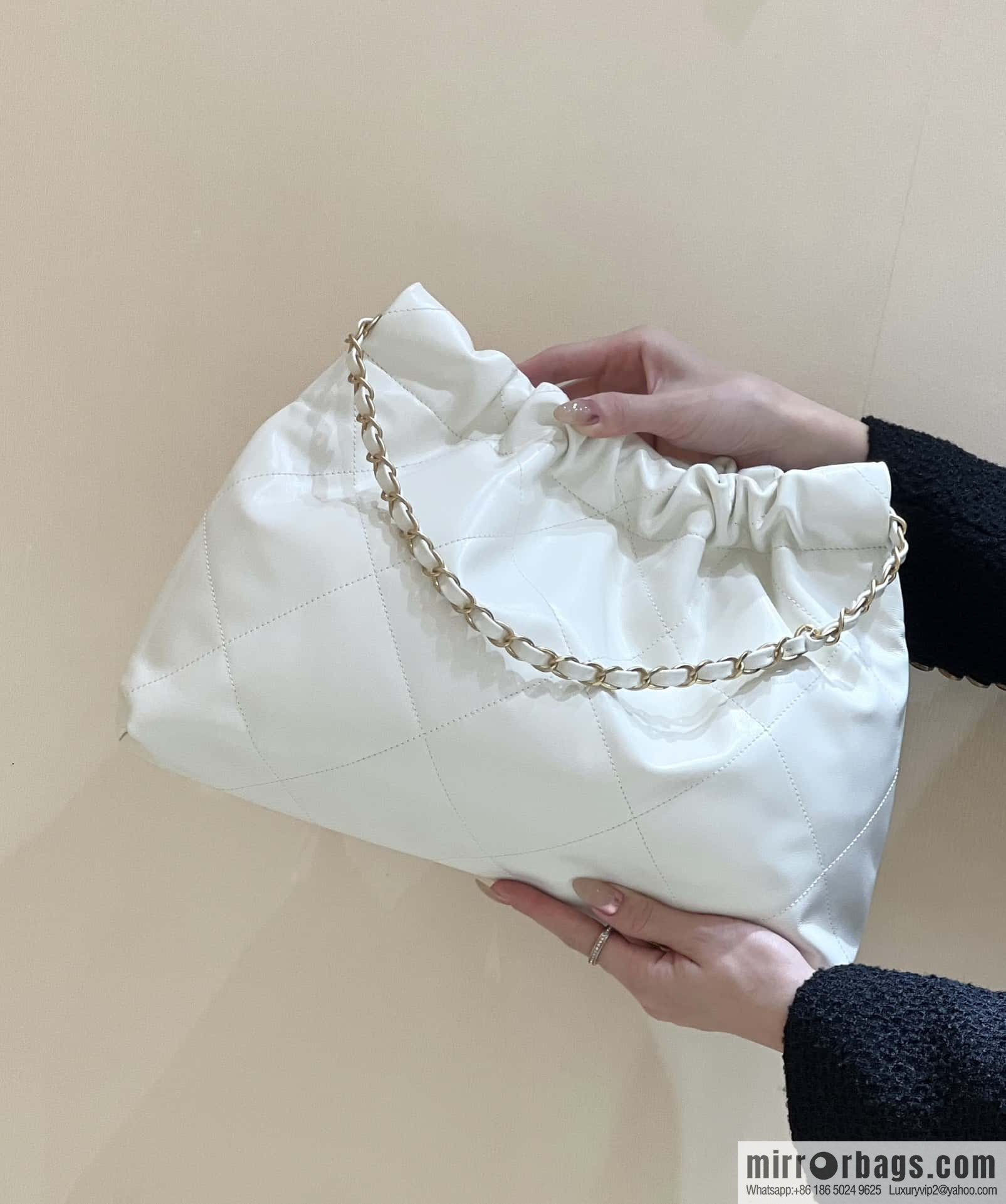 CHANEL 24C early spring vacation series 22 horizontal garbage bag AS4486 white/gold metal