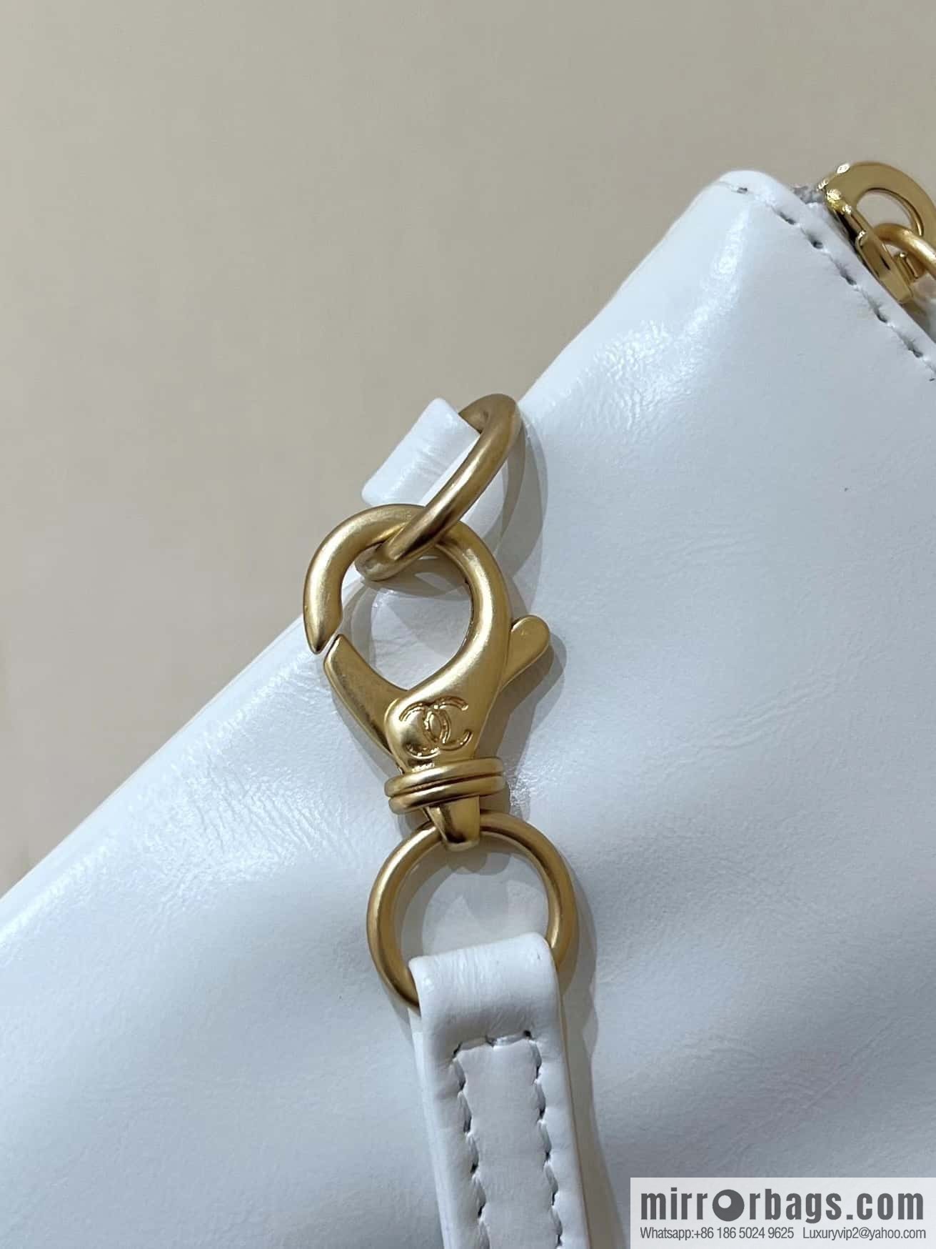 CHANEL 24C early spring vacation series 22 horizontal garbage bag AS4486 white/gold metal