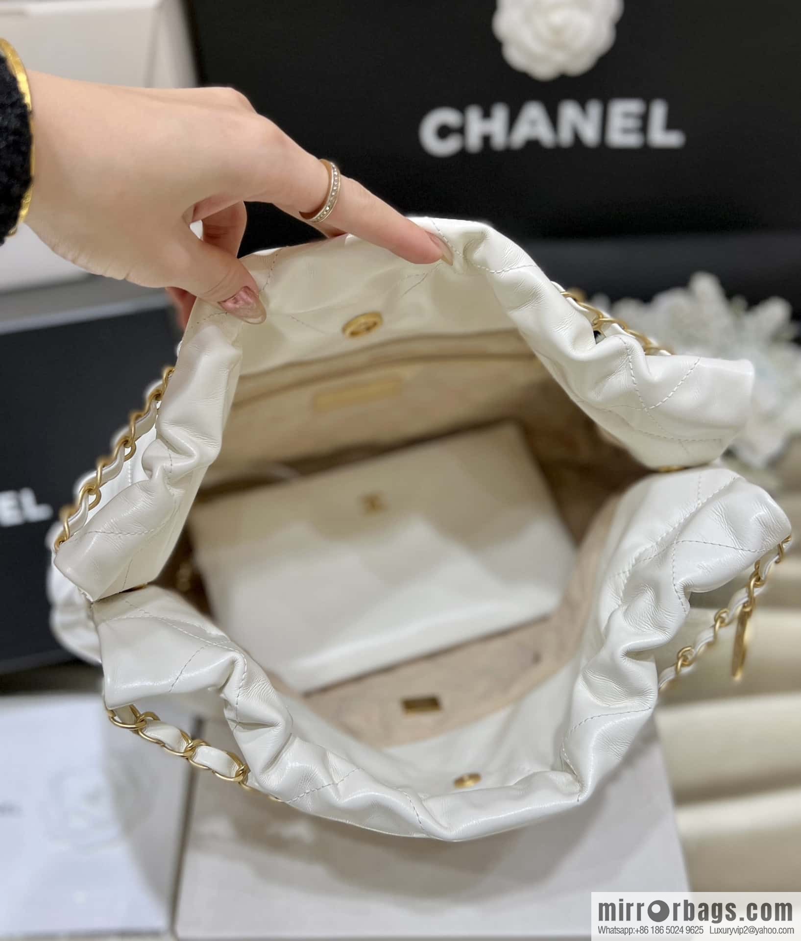 CHANEL 24C early spring vacation series 22 horizontal garbage bag AS4486 white/gold metal