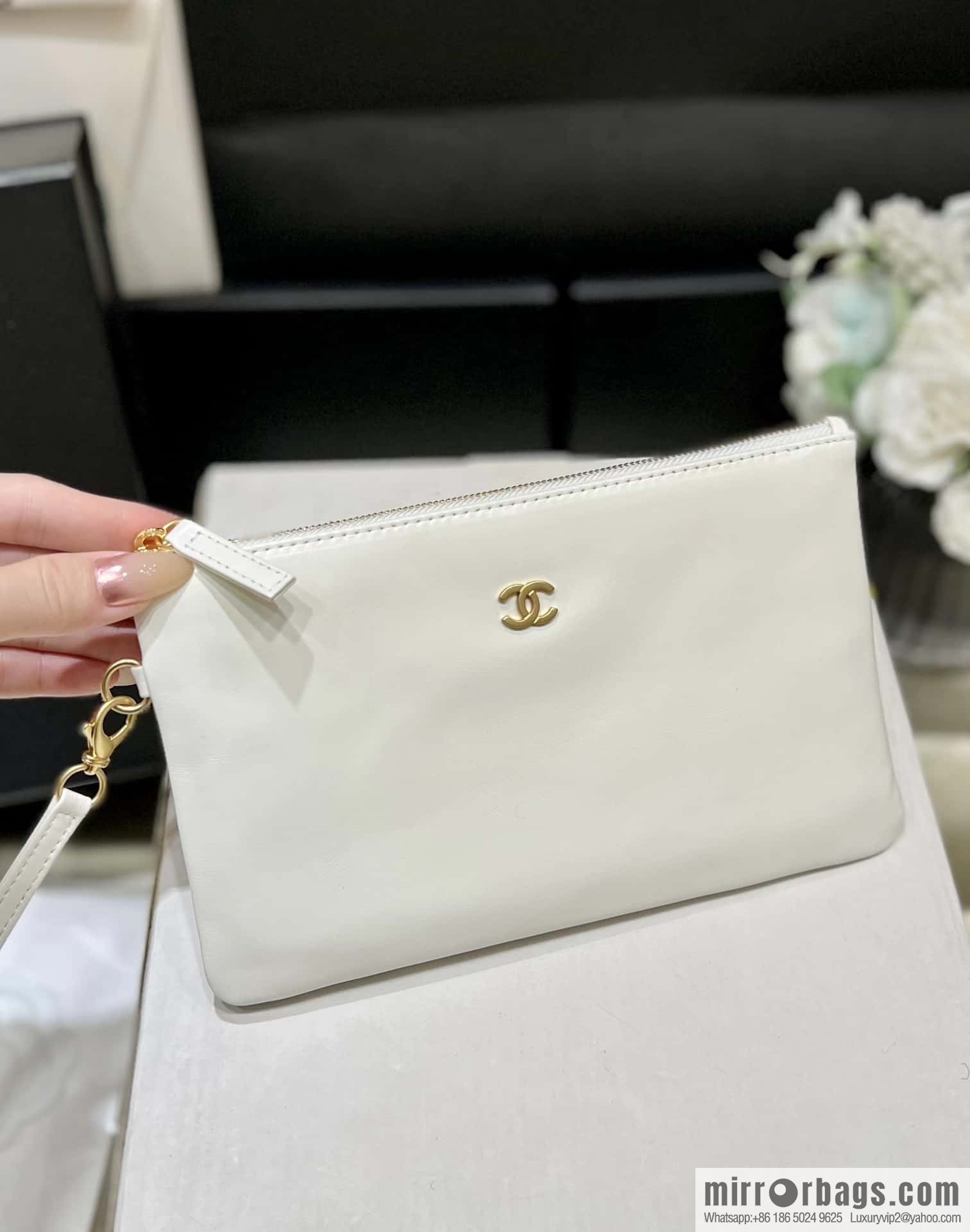 CHANEL 24C early spring vacation series 22 horizontal garbage bag AS4486 white/gold metal
