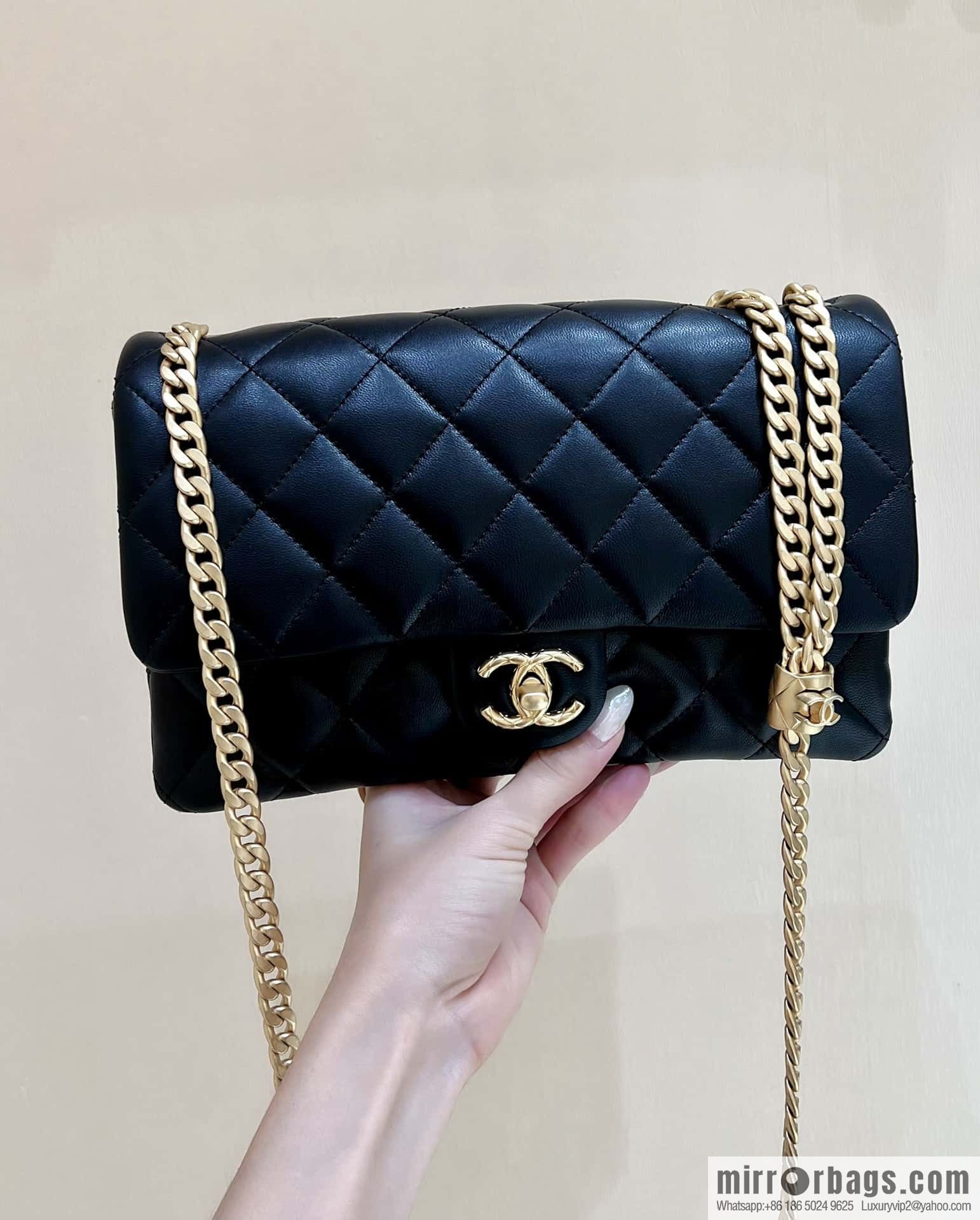 CHANEL 22k autumn and winter high-end ready-to-wear series small gold pillar adjustment bag AS3609