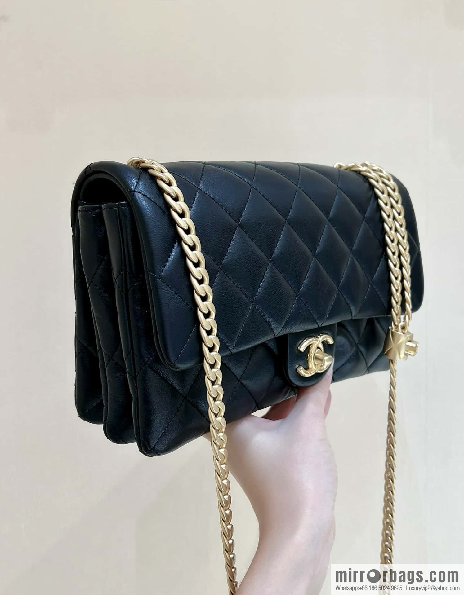 CHANEL 22k autumn and winter high-end ready-to-wear series small gold pillar adjustment bag AS3609