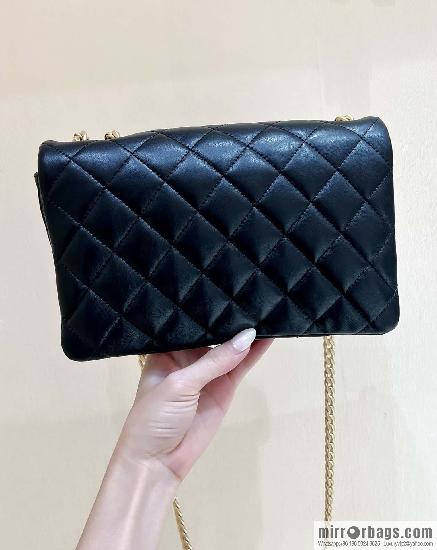 CHANEL 22k autumn and winter high-end ready-to-wear series small gold pillar adjustment bag AS3609