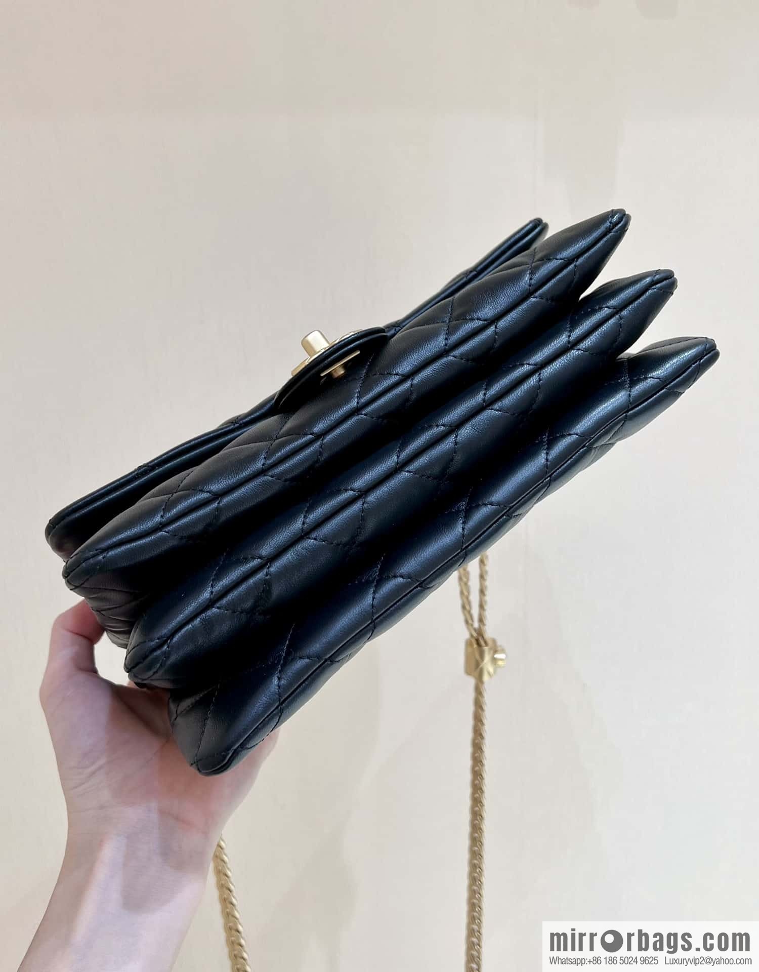 CHANEL 22k autumn and winter high-end ready-to-wear series small gold pillar adjustment bag AS3609