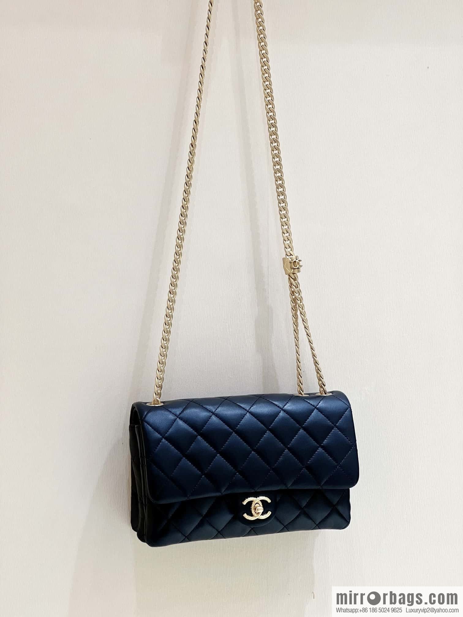 CHANEL 22k autumn and winter high-end ready-to-wear series small gold pillar adjustment bag AS3609
