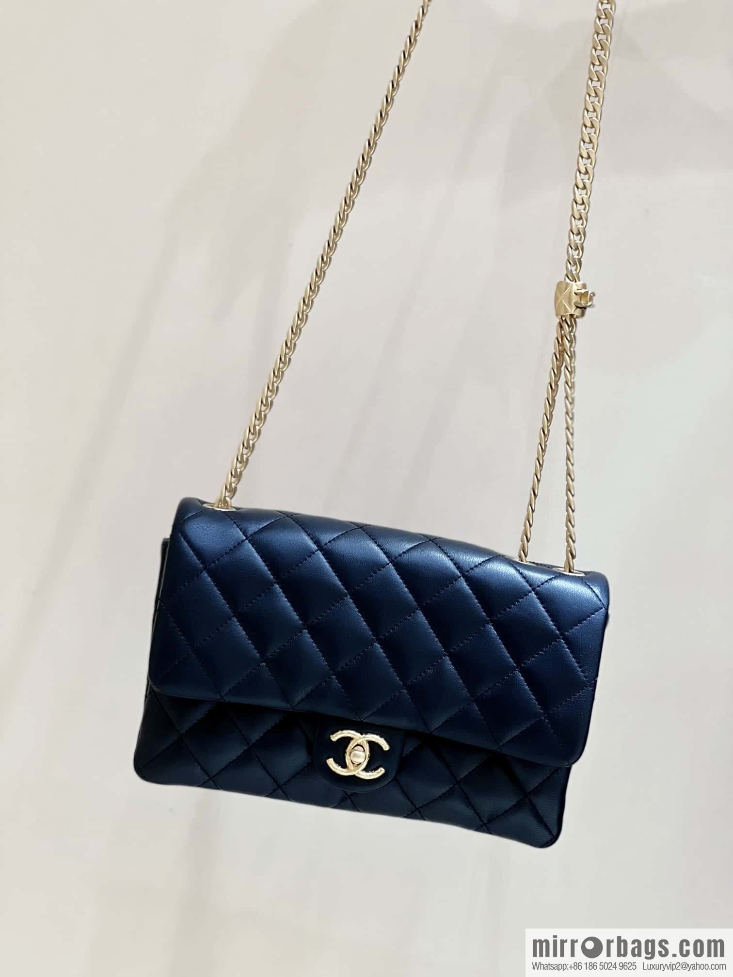 CHANEL 22k autumn and winter high-end ready-to-wear series small gold pillar adjustment bag AS3609