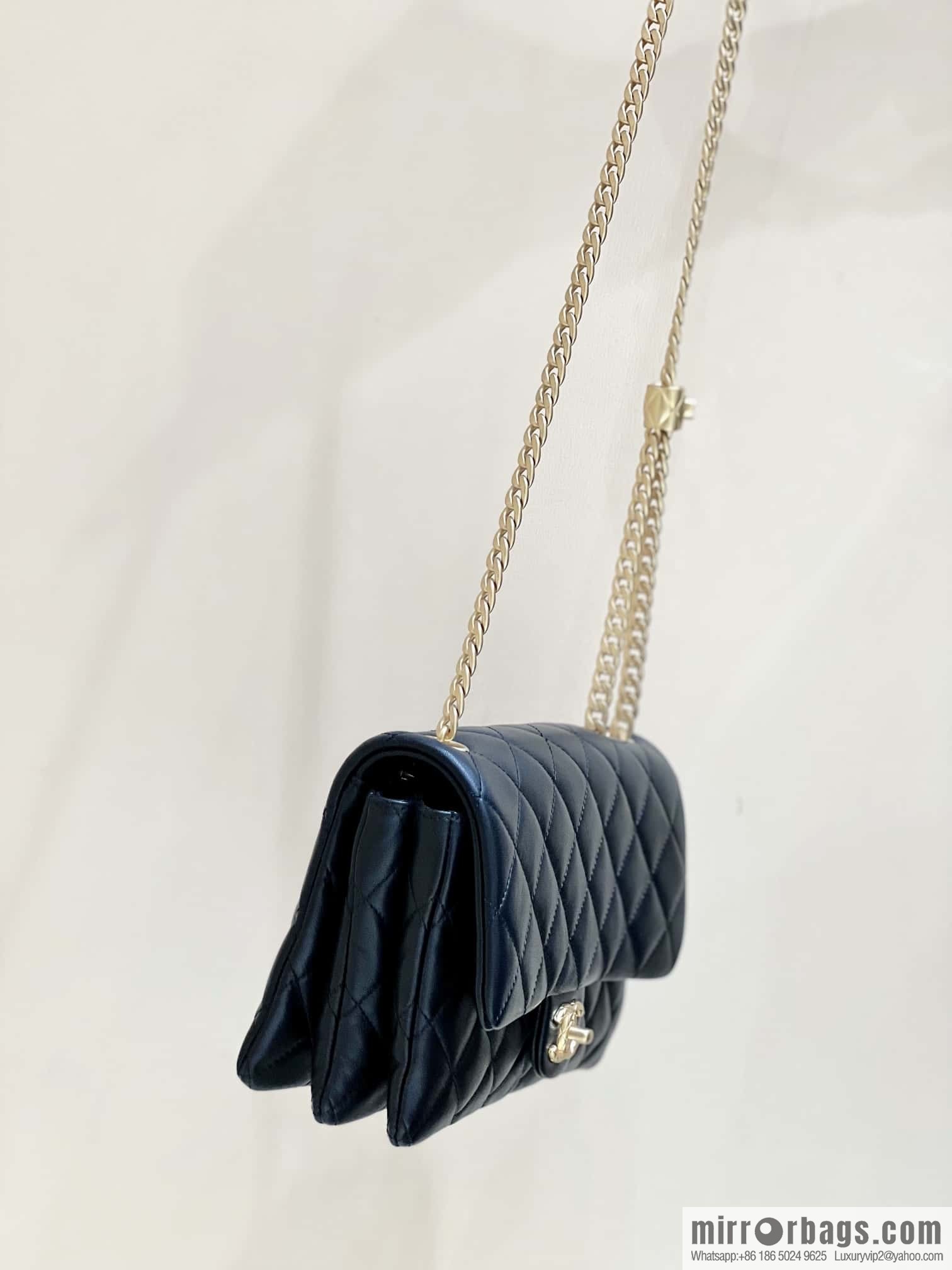 CHANEL 22k autumn and winter high-end ready-to-wear series small gold pillar adjustment bag AS3609