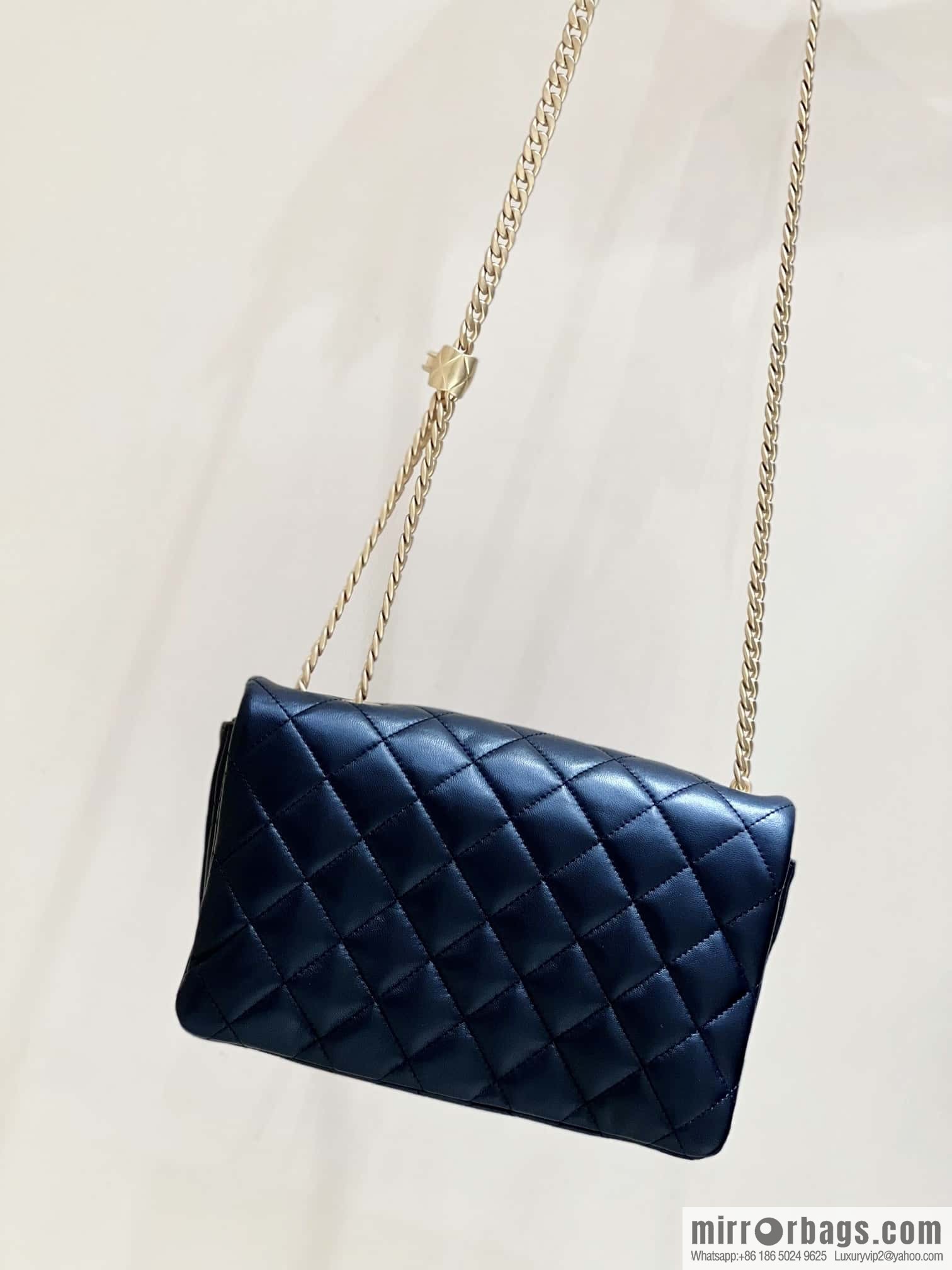 CHANEL 22k autumn and winter high-end ready-to-wear series small gold pillar adjustment bag AS3609