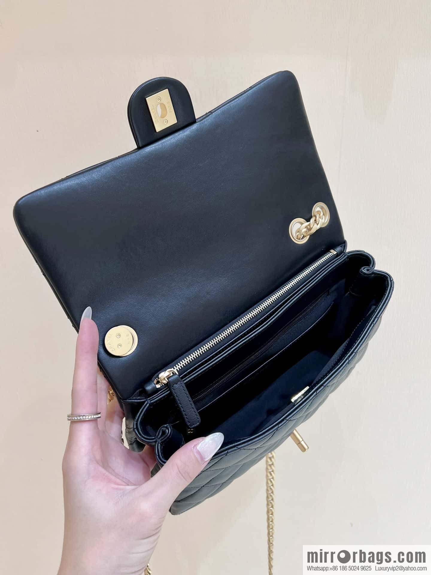 CHANEL 22k autumn and winter high-end ready-to-wear series small gold pillar adjustment bag AS3609
