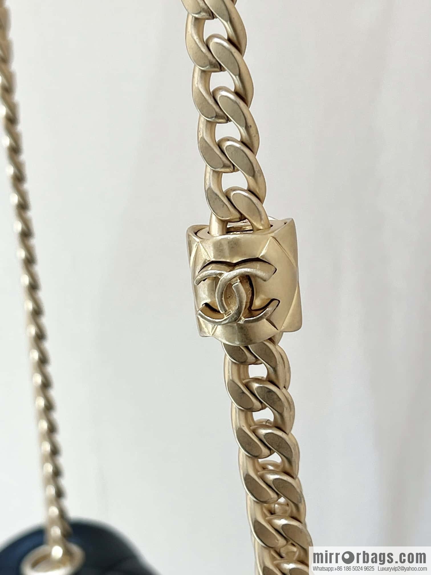 CHANEL 22k autumn and winter high-end ready-to-wear series small gold pillar adjustment bag AS3609