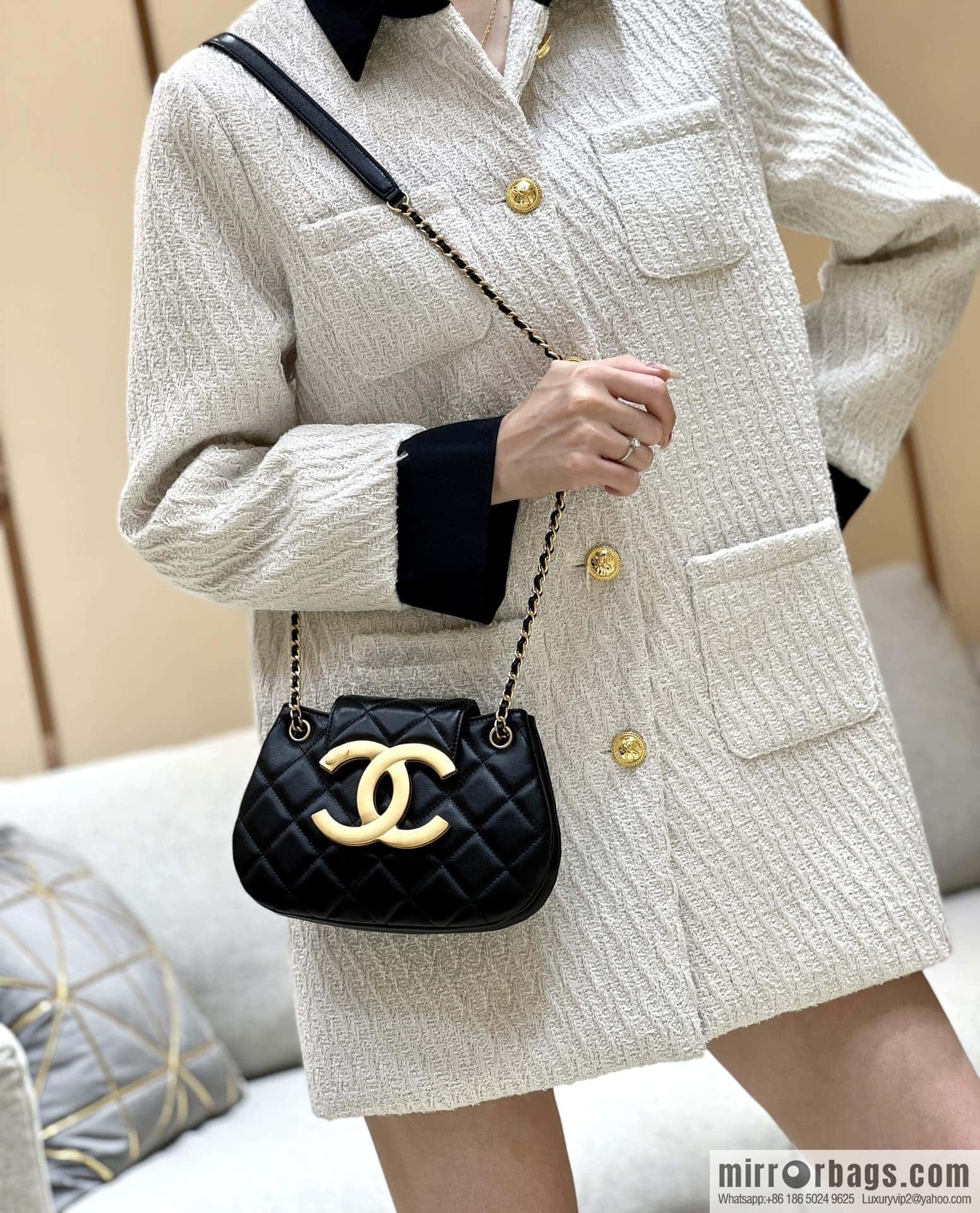 CHANEL 24C early spring vacation series, big double C Vintage messenger bag AS4609 black