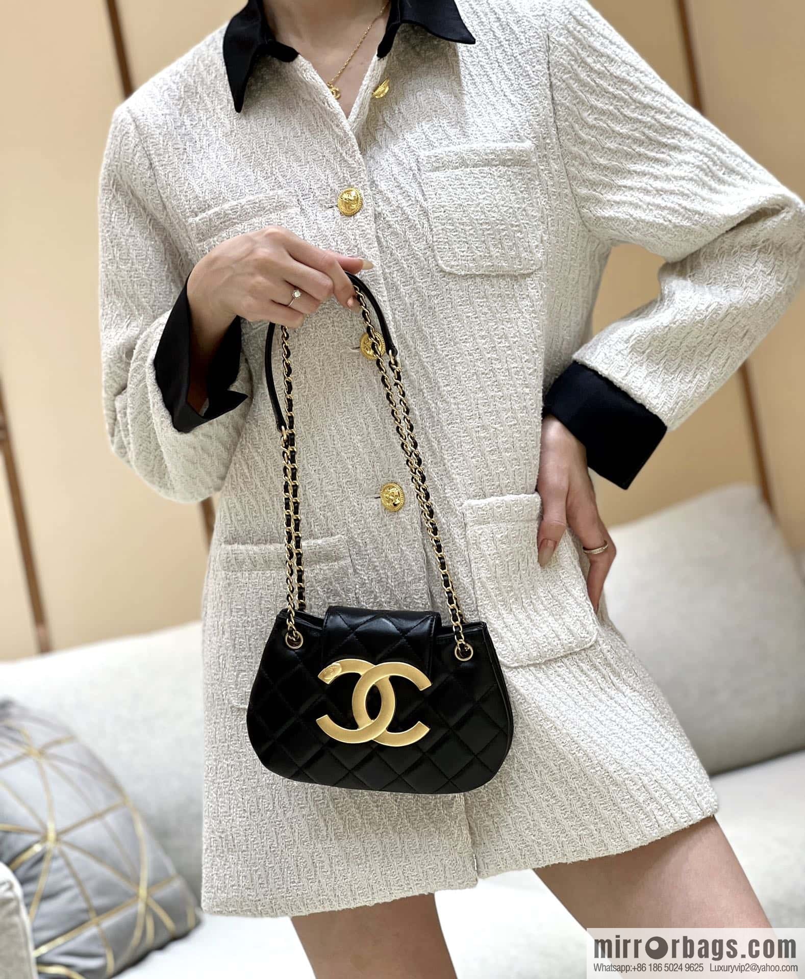 CHANEL 24C early spring vacation series, big double C Vintage messenger bag AS4609 black