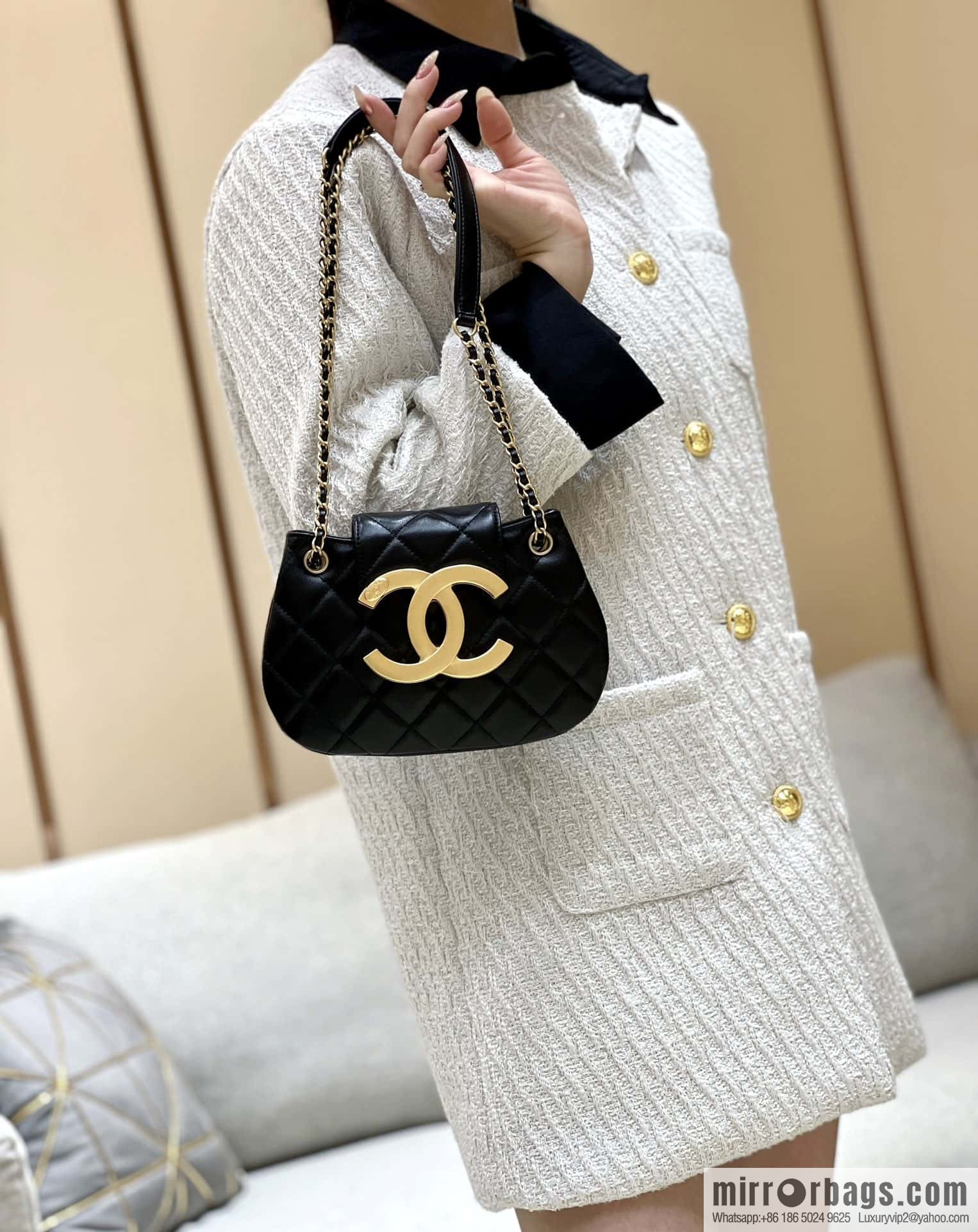 CHANEL 24C early spring vacation series, big double C Vintage messenger bag AS4609 black