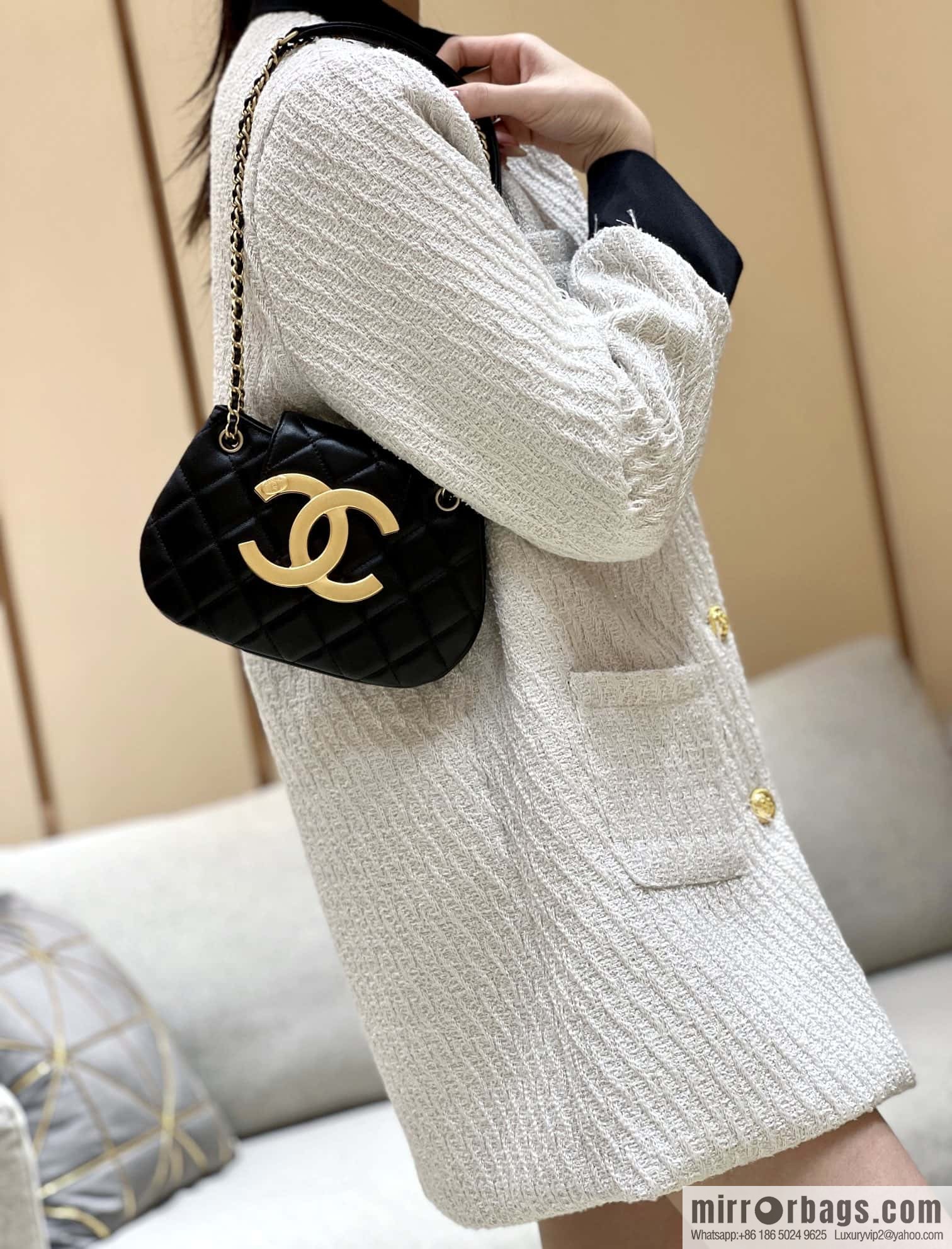 CHANEL 24C early spring vacation series, big double C Vintage messenger bag AS4609 black