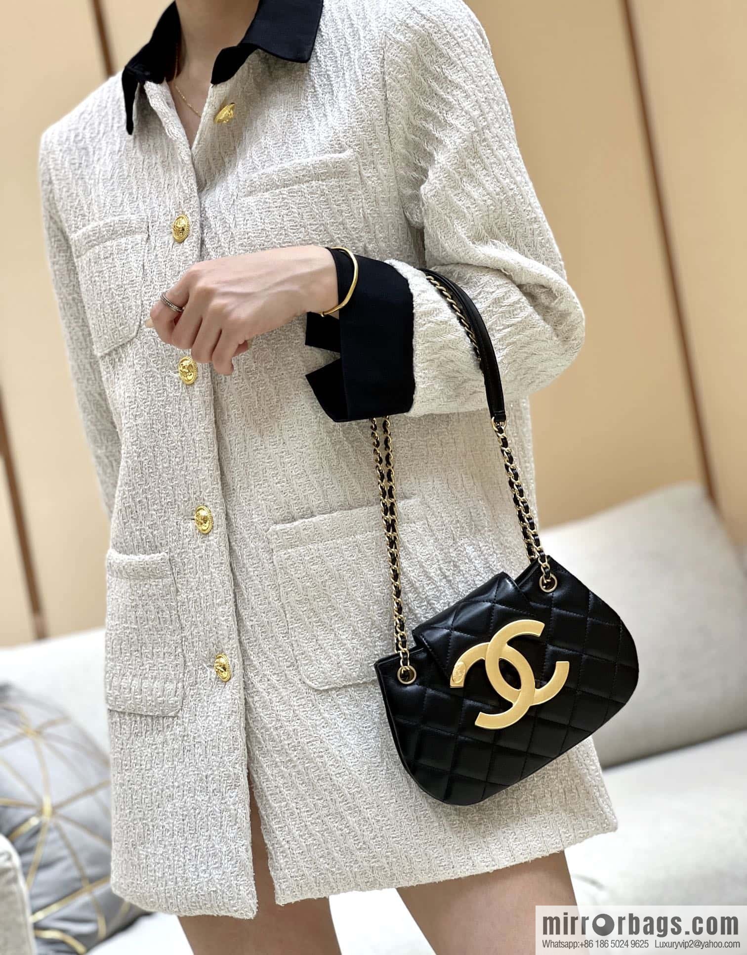 CHANEL 24C early spring vacation series, big double C Vintage messenger bag AS4609 black
