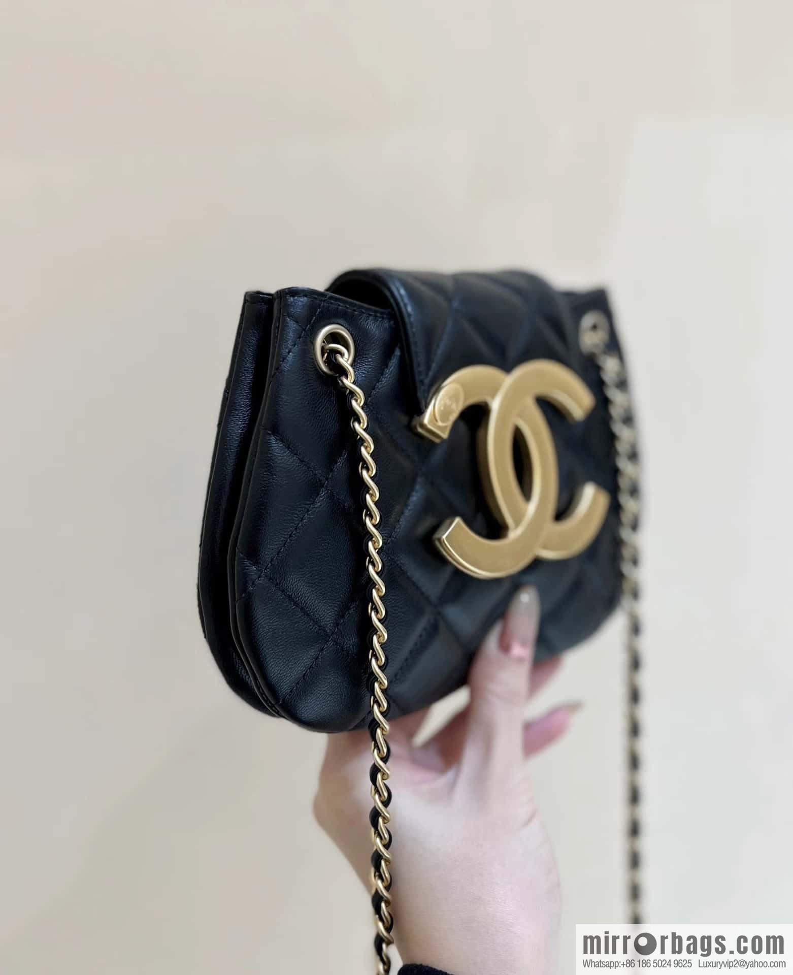CHANEL 24C early spring vacation series, big double C Vintage messenger bag AS4609 black