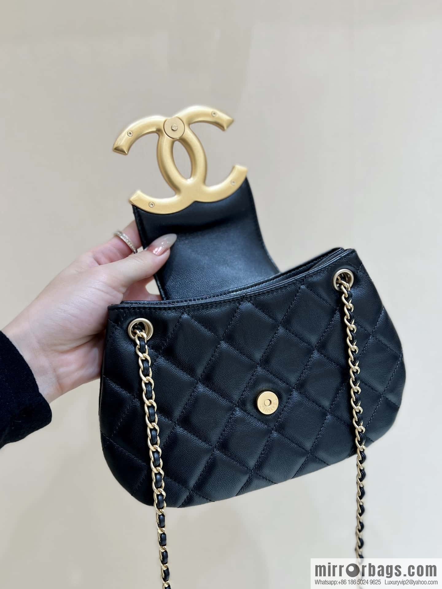 CHANEL 24C early spring vacation series, big double C Vintage messenger bag AS4609 black