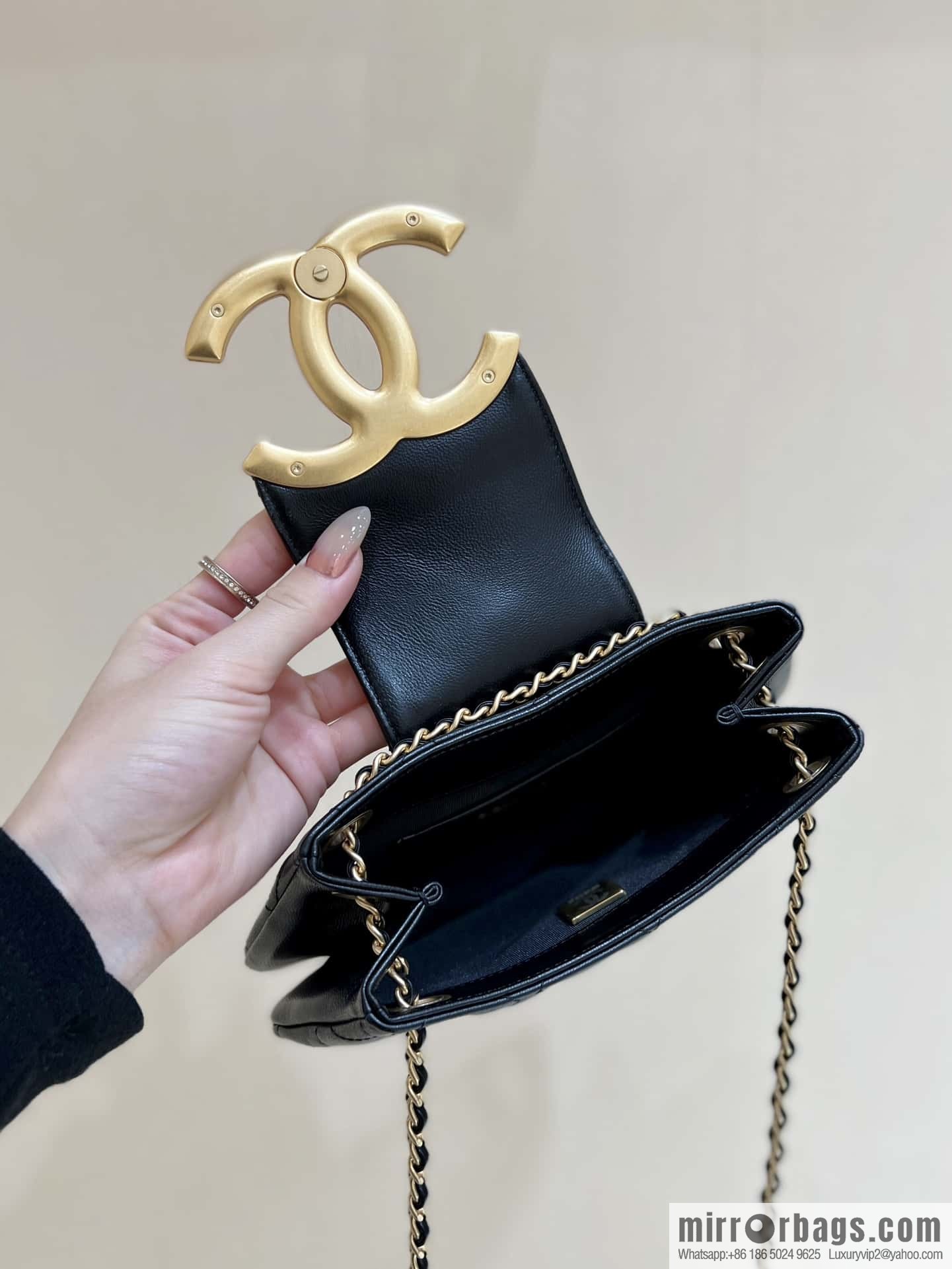 CHANEL 24C early spring vacation series, big double C Vintage messenger bag AS4609 black