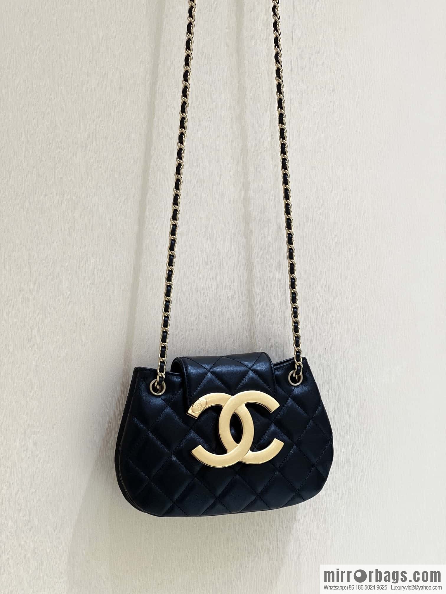 CHANEL 24C early spring vacation series, big double C Vintage messenger bag AS4609 black