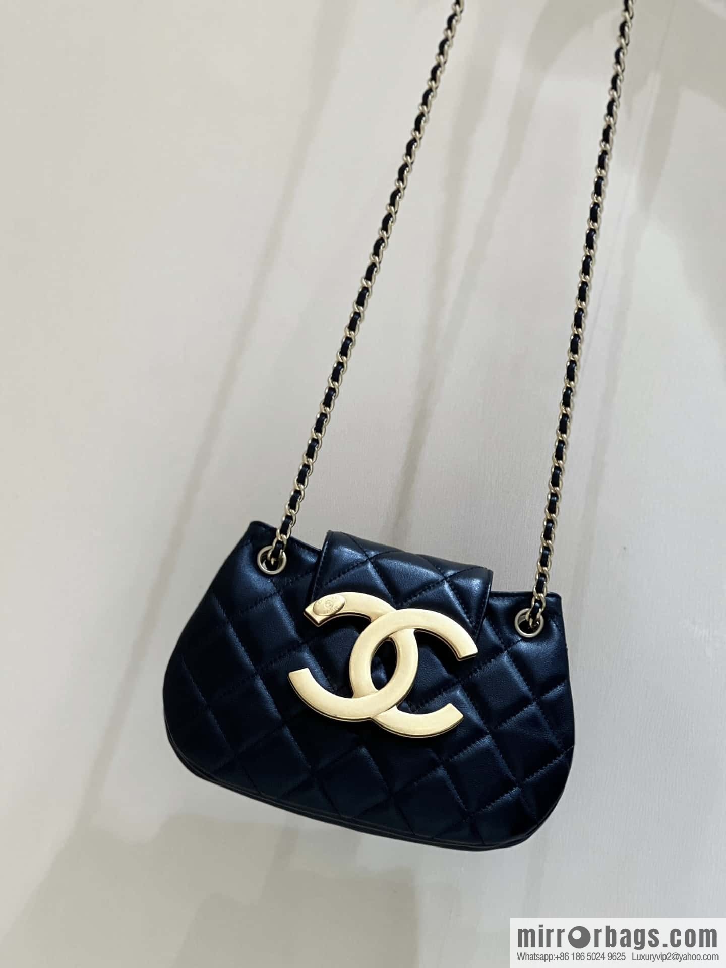 CHANEL 24C early spring vacation series, big double C Vintage messenger bag AS4609 black