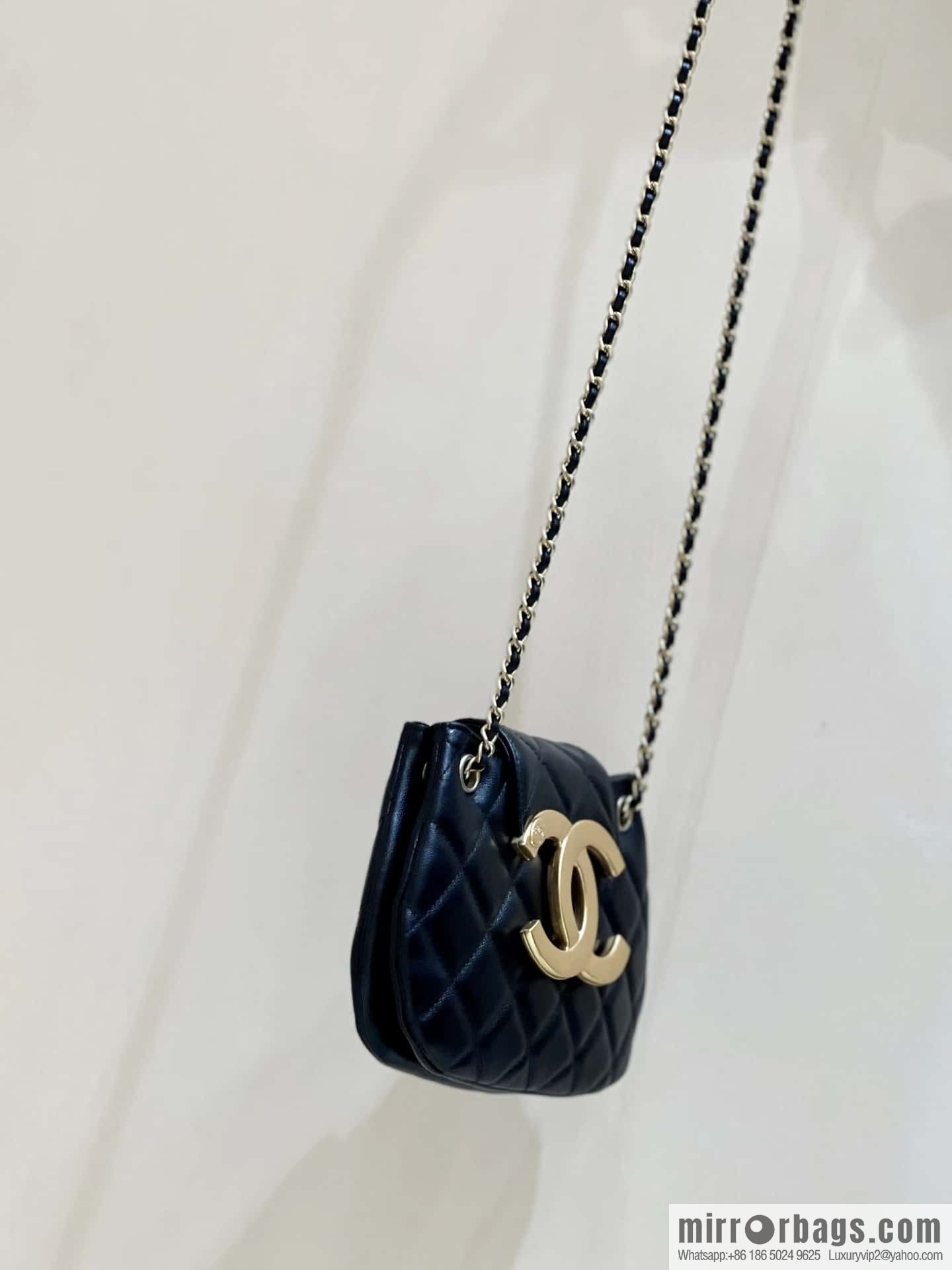 CHANEL 24C early spring vacation series, big double C Vintage messenger bag AS4609 black