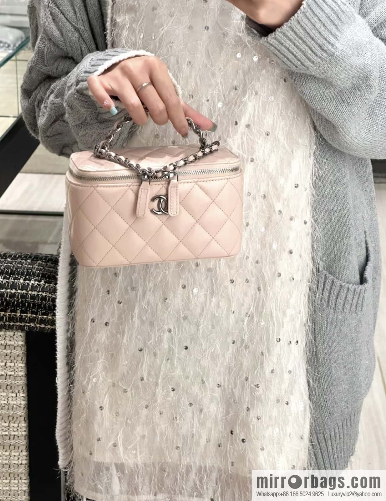 CHANEL 23K Rhinestone handle long box AP3593 pink