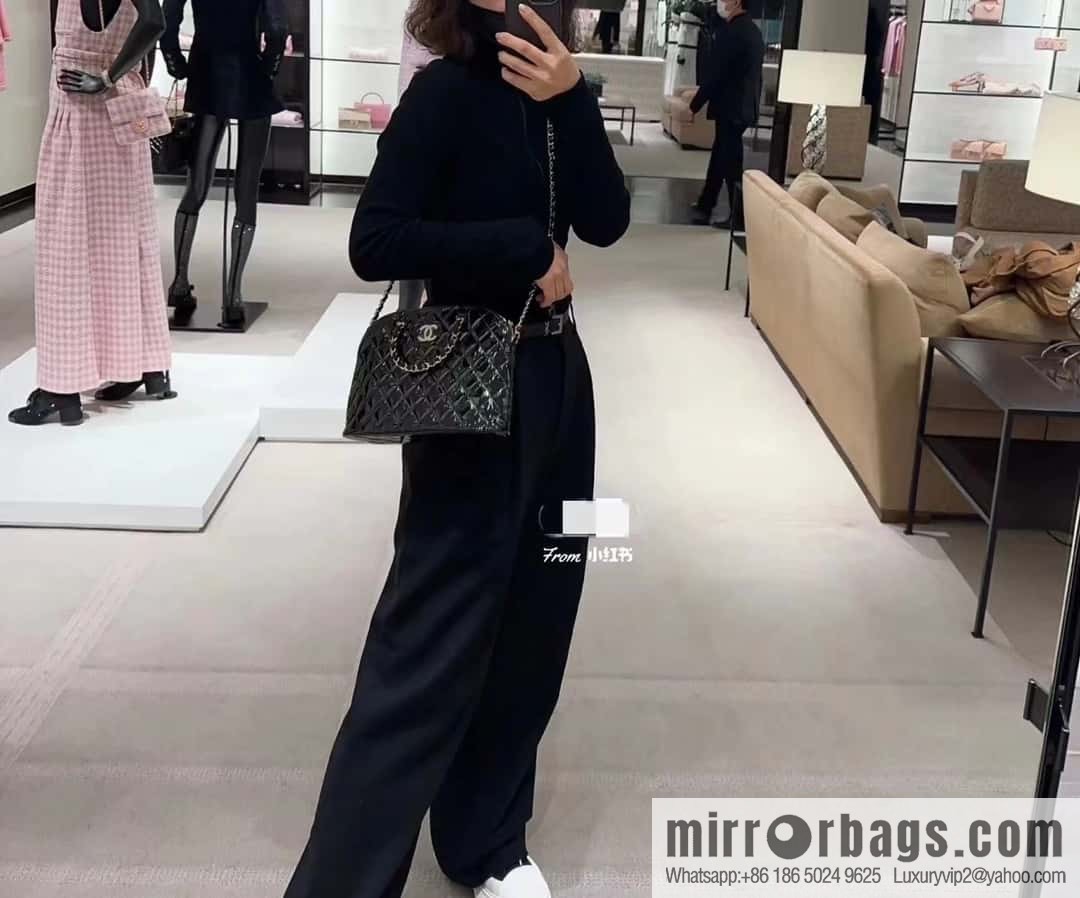 CHANEL 23S spring and summer series patent leather shell bag AS3969