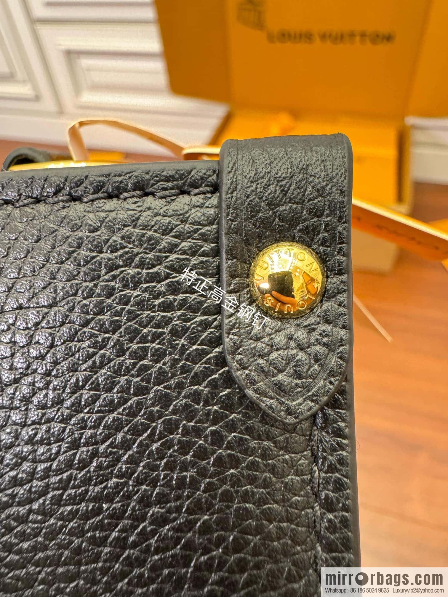 LV M22311 Lock & Go