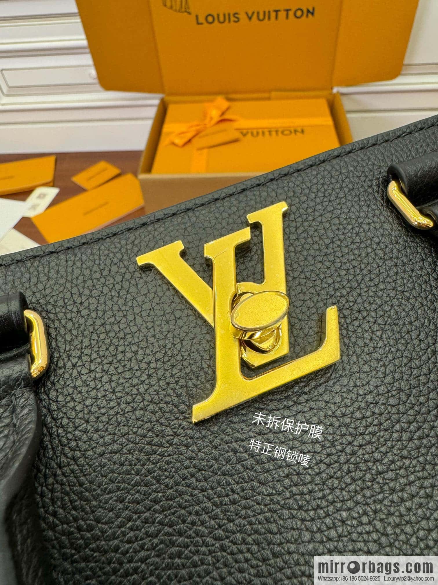 LV M22311 Lock & Go