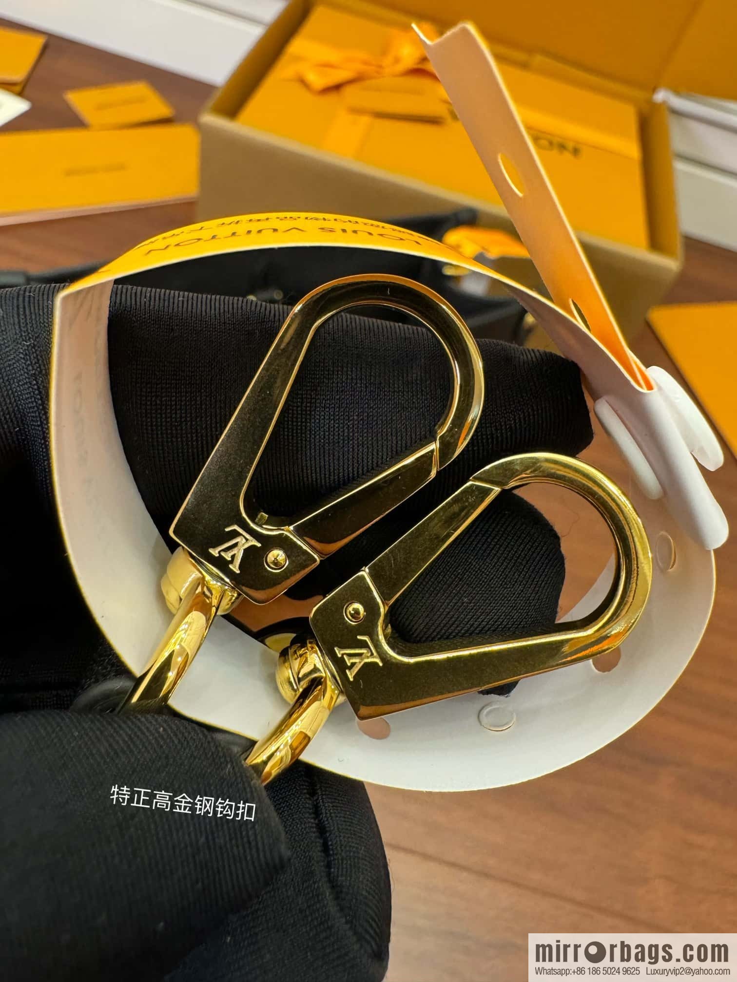 LV M22311 Lock & Go