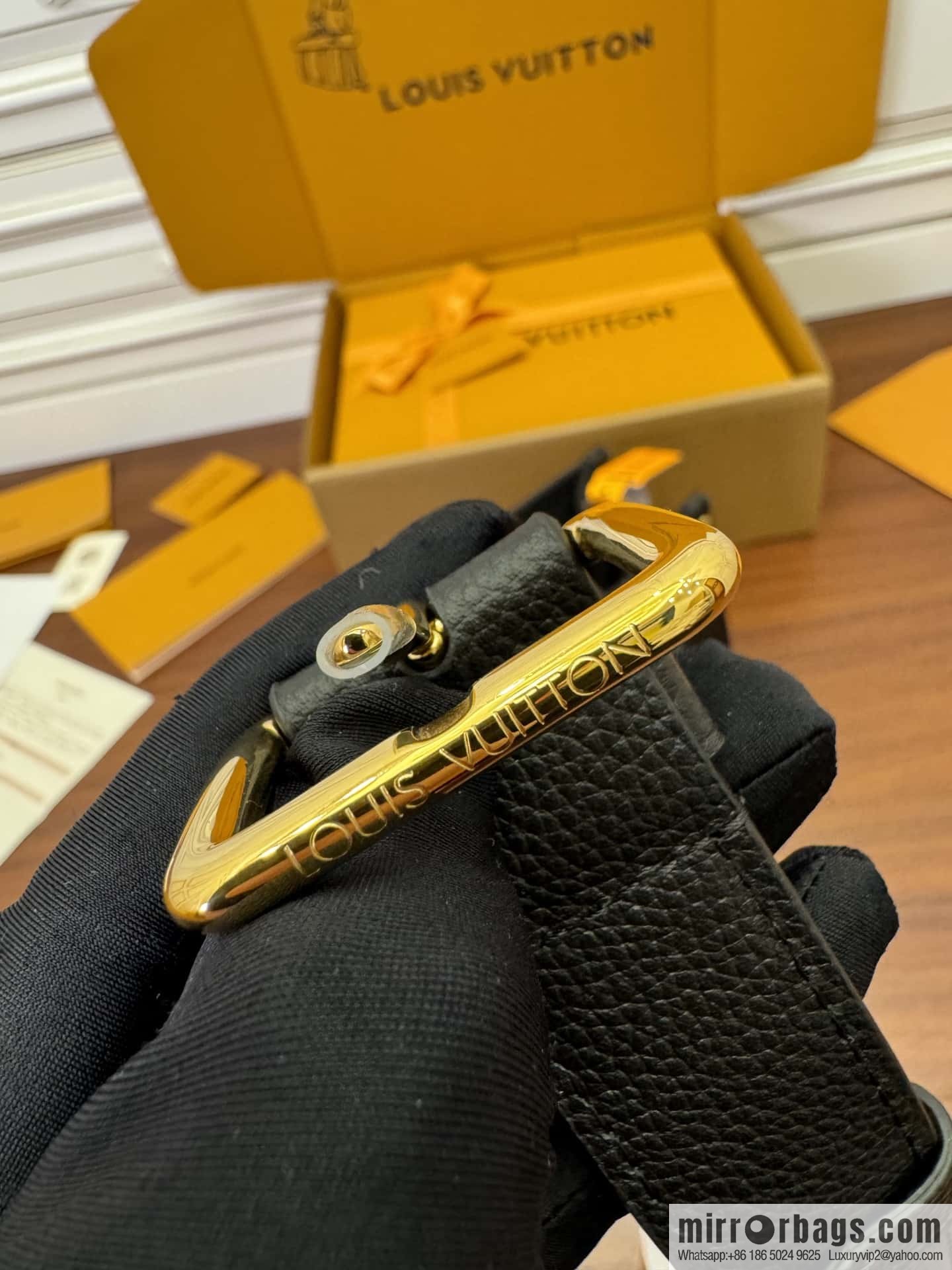 LV M22311 Lock & Go