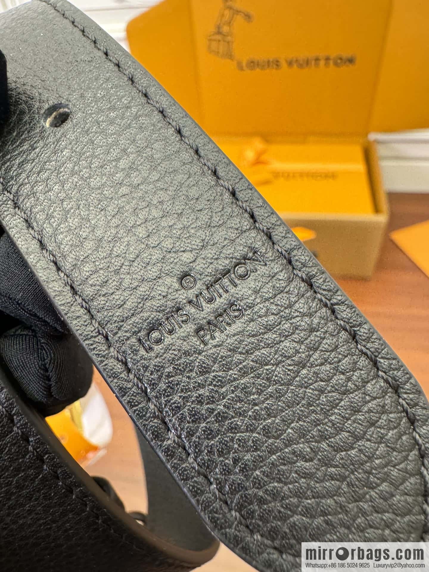 LV M22311 Lock & Go