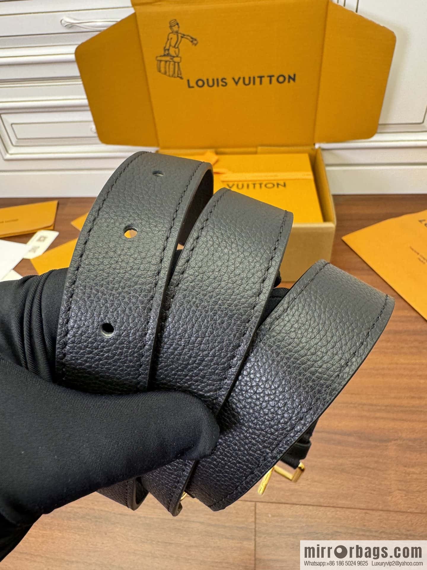 LV M22311 Lock & Go